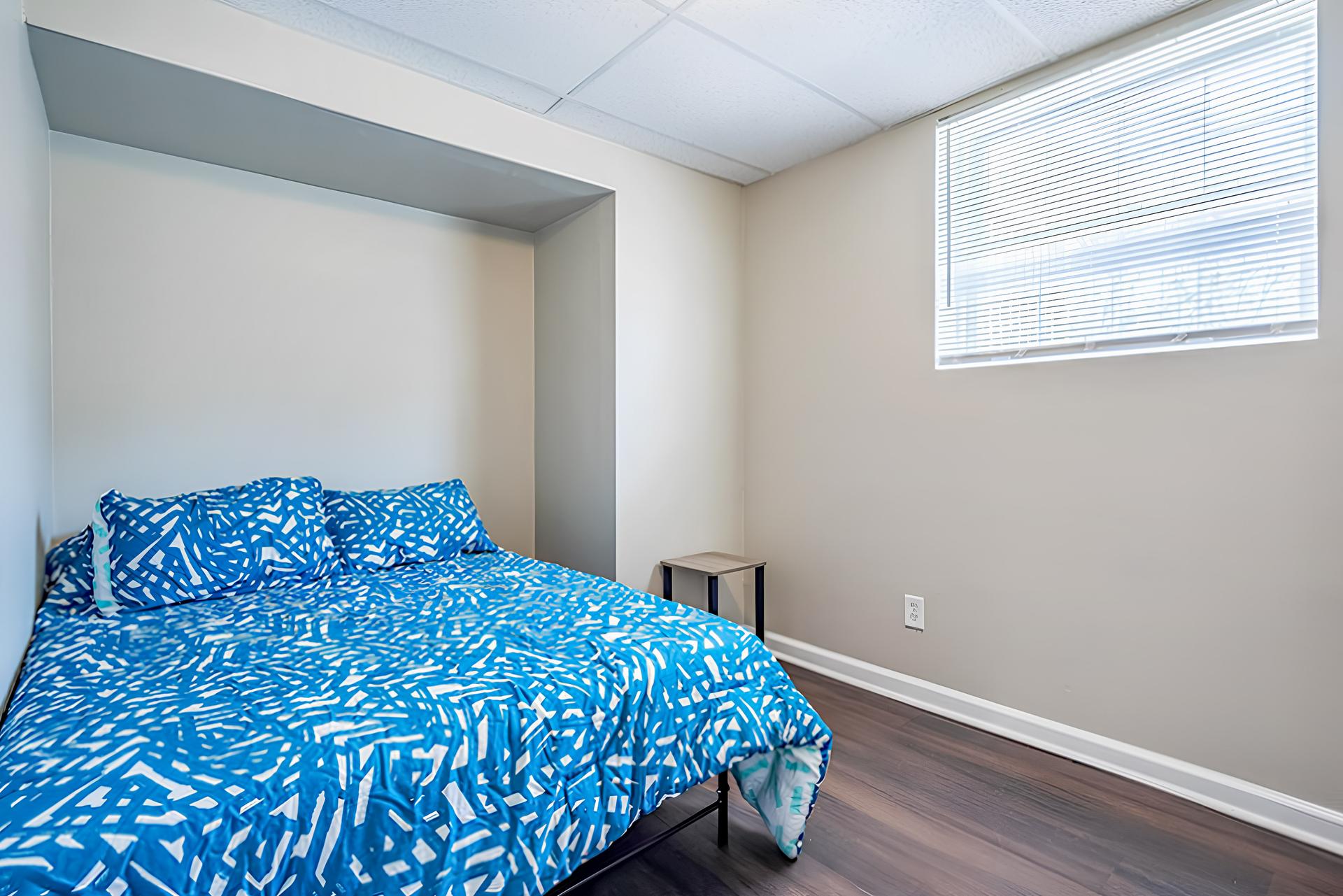 bedroom, detected:window blind, bed