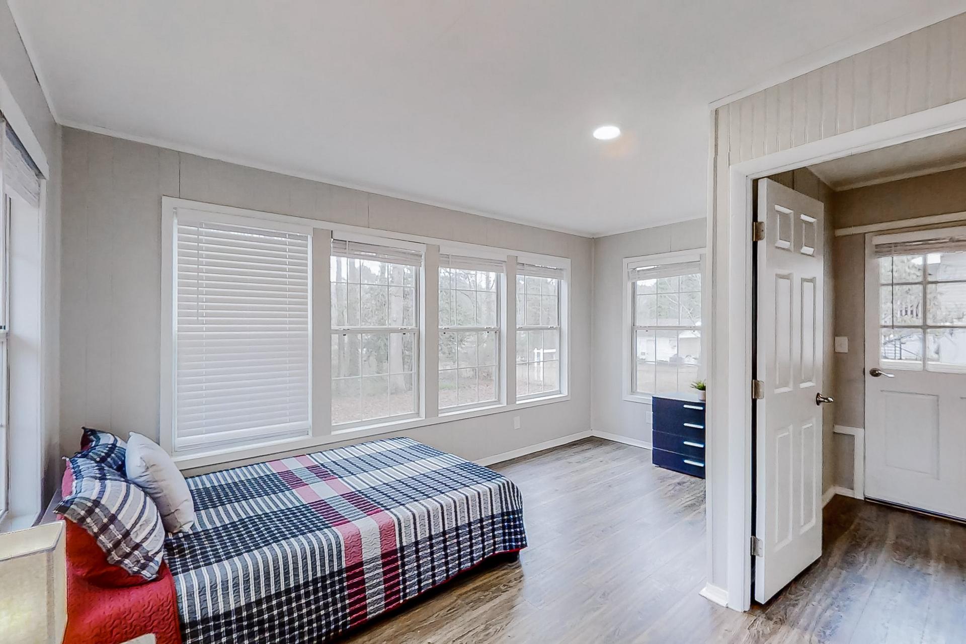 bedroom, detected:window blind, bed