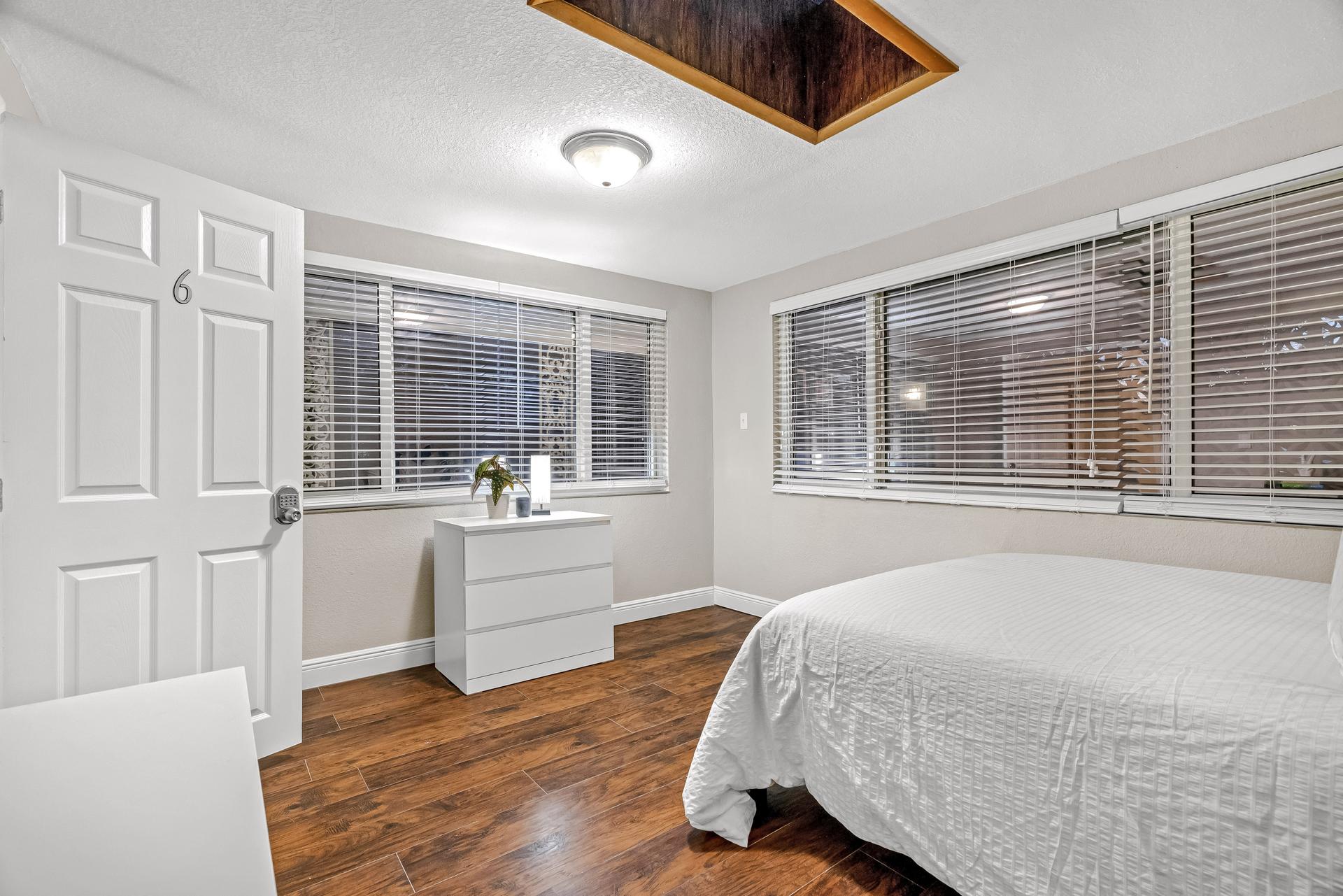bedroom, detected:window blind, bed
