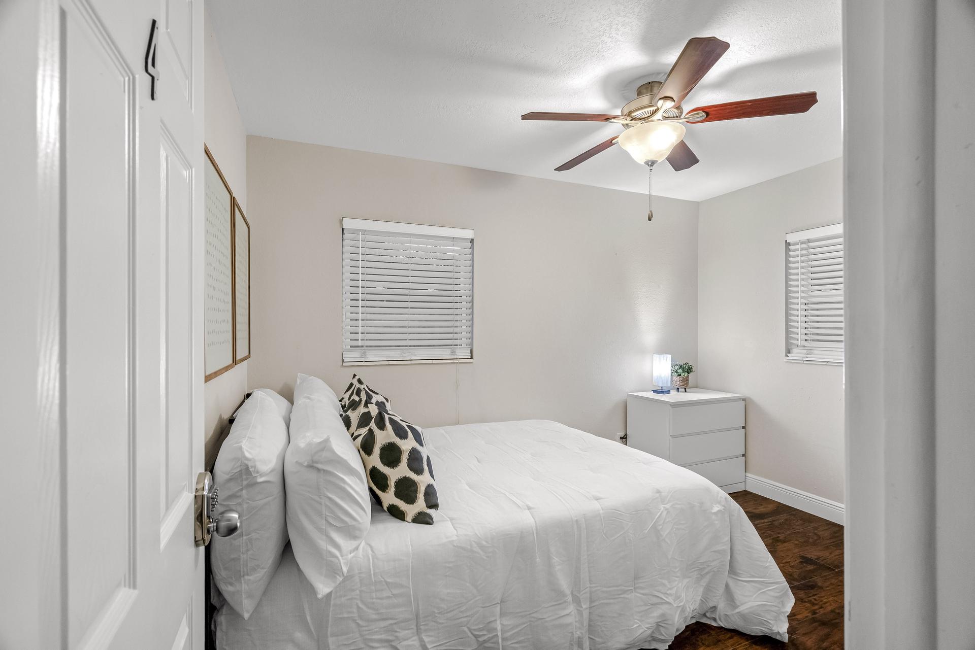 bedroom, detected:ceiling fan, window blind, bed