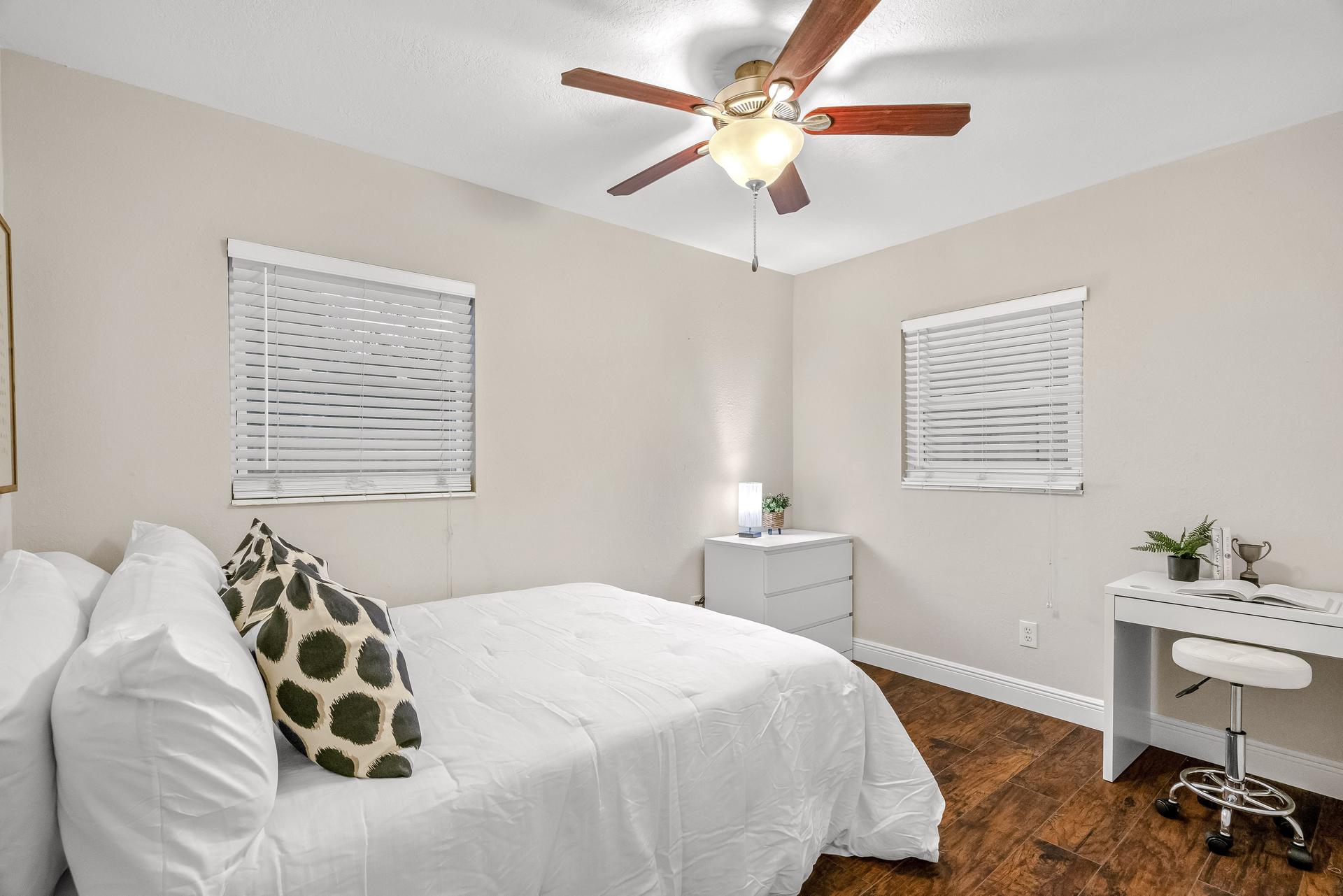 bedroom, detected:ceiling fan, window blind, bed
