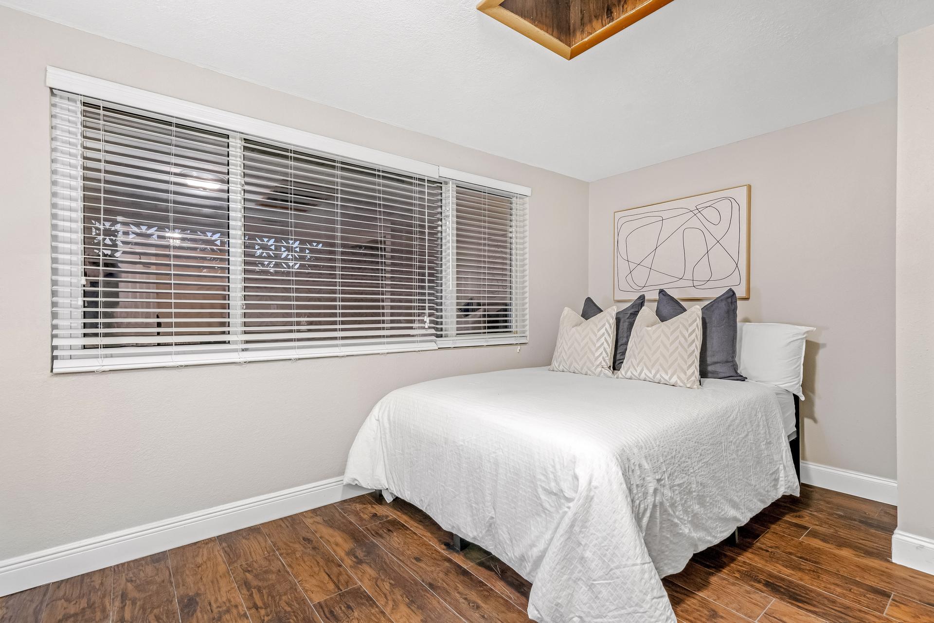bedroom, detected:window blind, bed