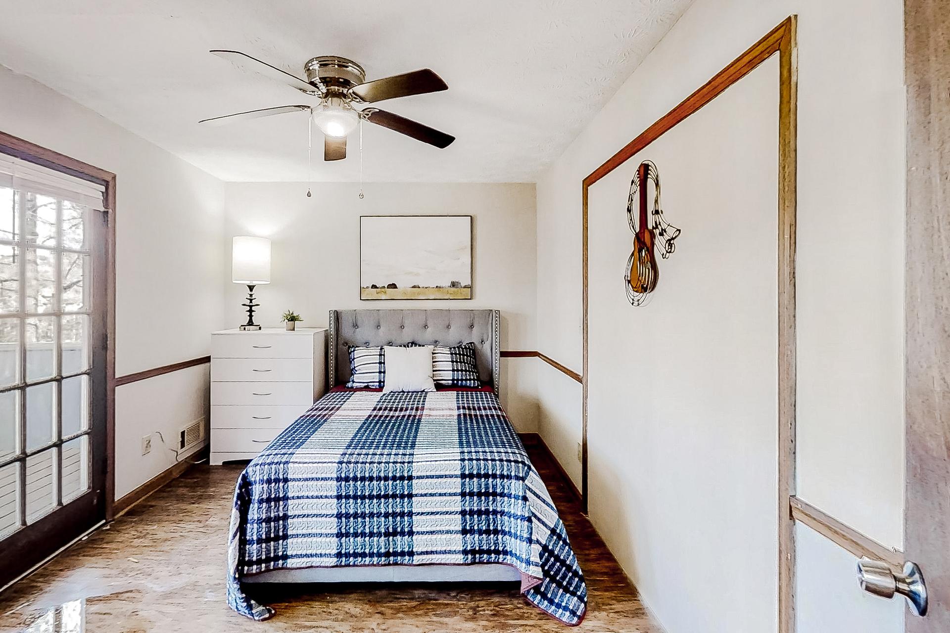 bedroom, detected:ceiling fan, window blind, bed