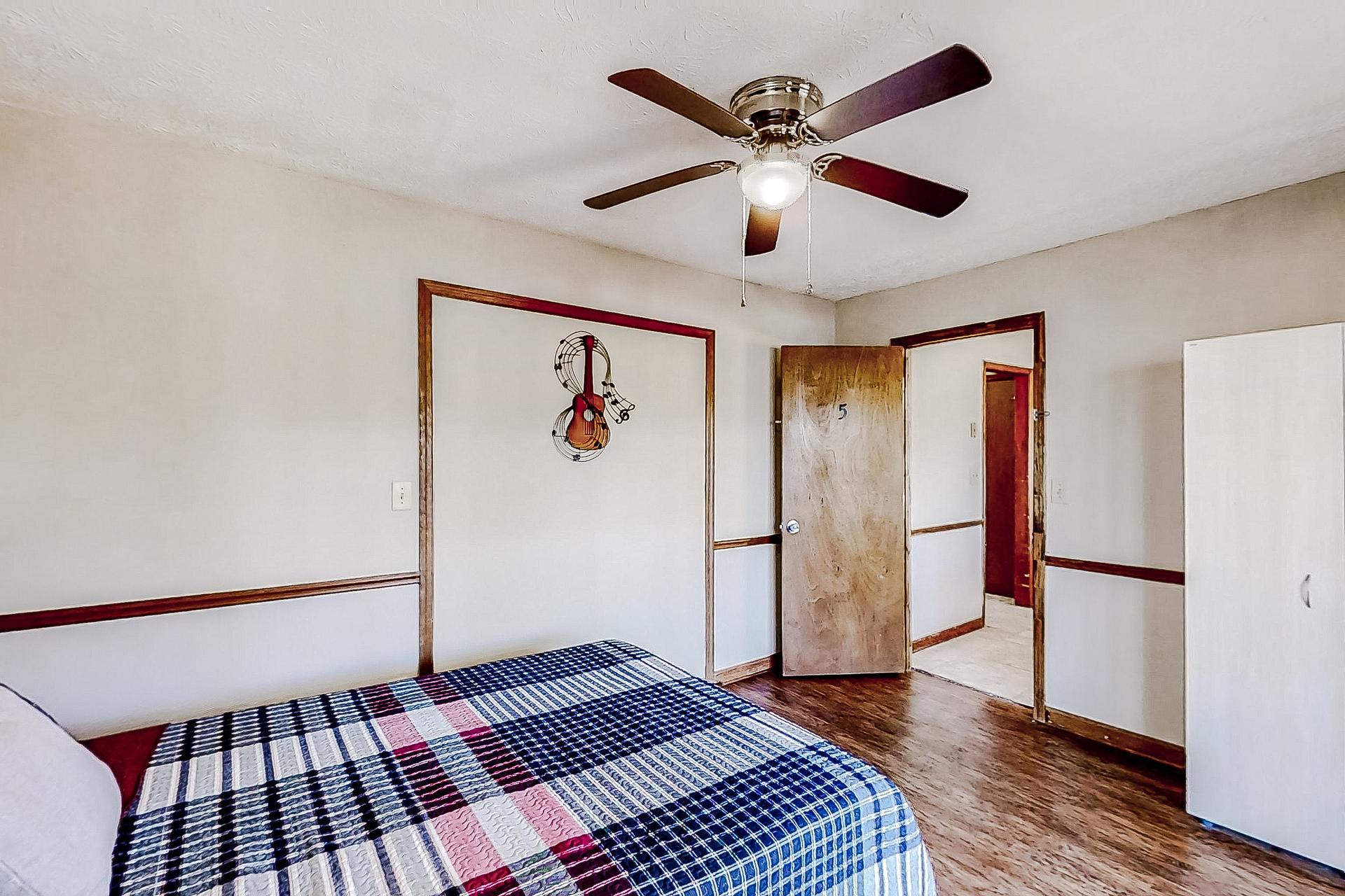 bedroom, detected:ceiling fan, window blind, bed