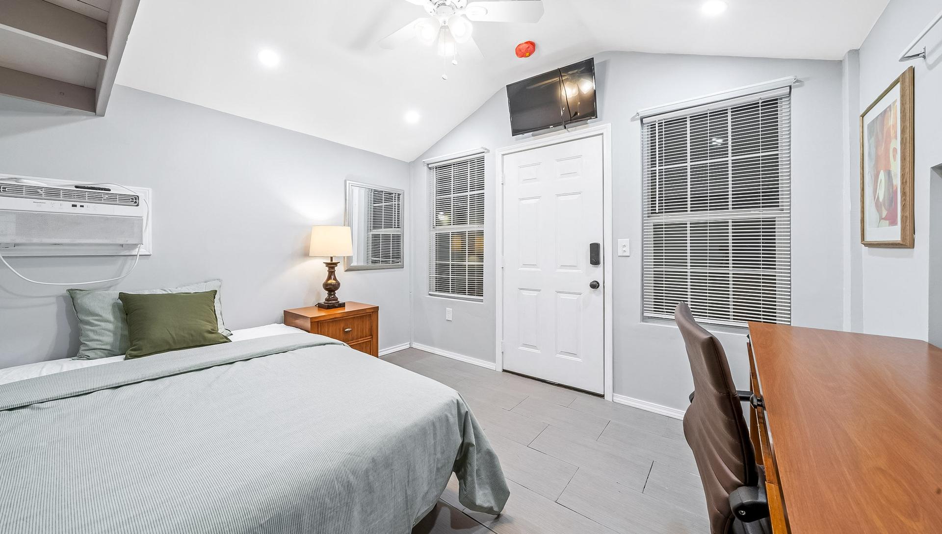 bedroom, detected:ceiling fan, bed