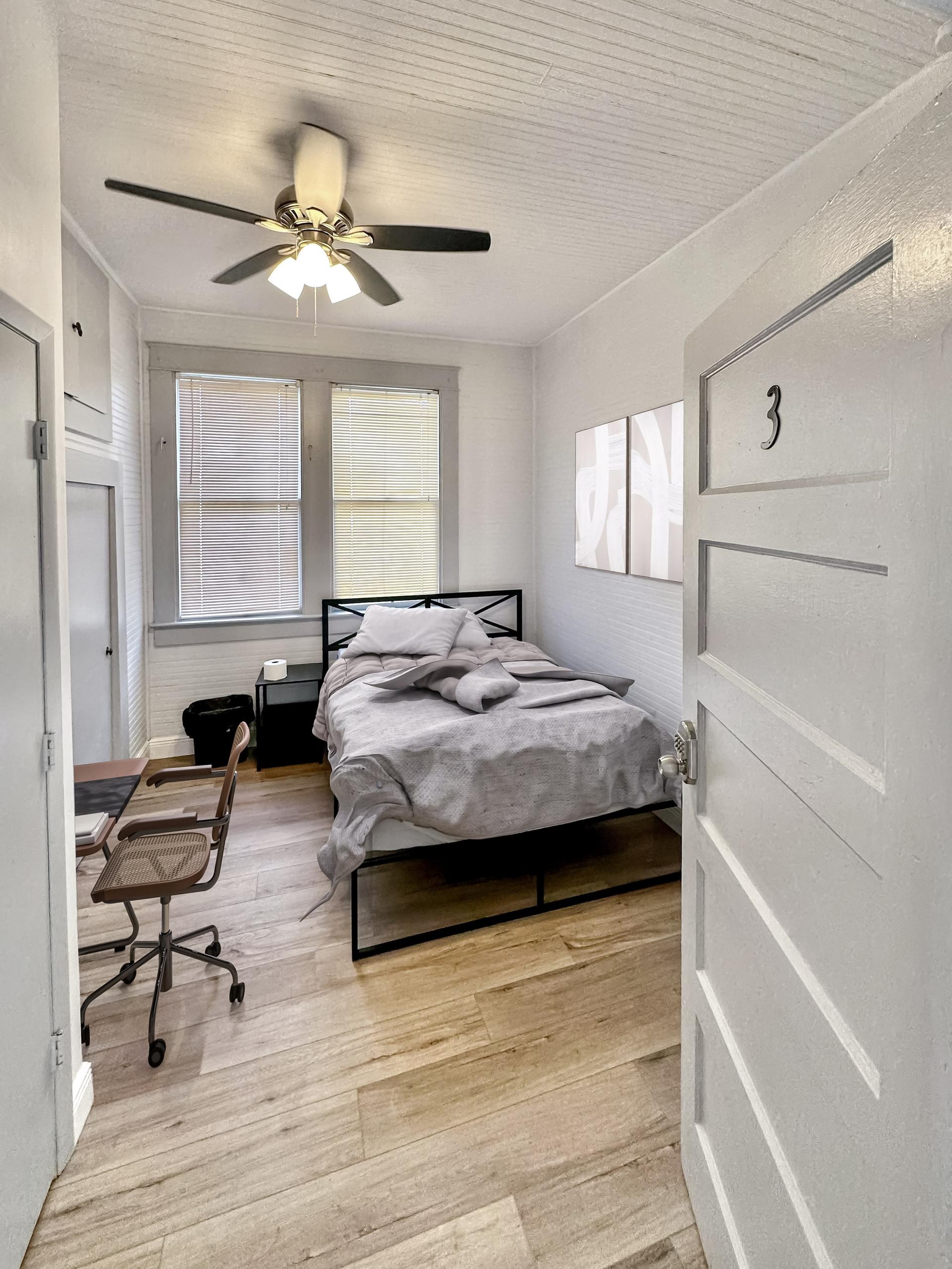 bedroom, detected:ceiling fan, window blind, bed