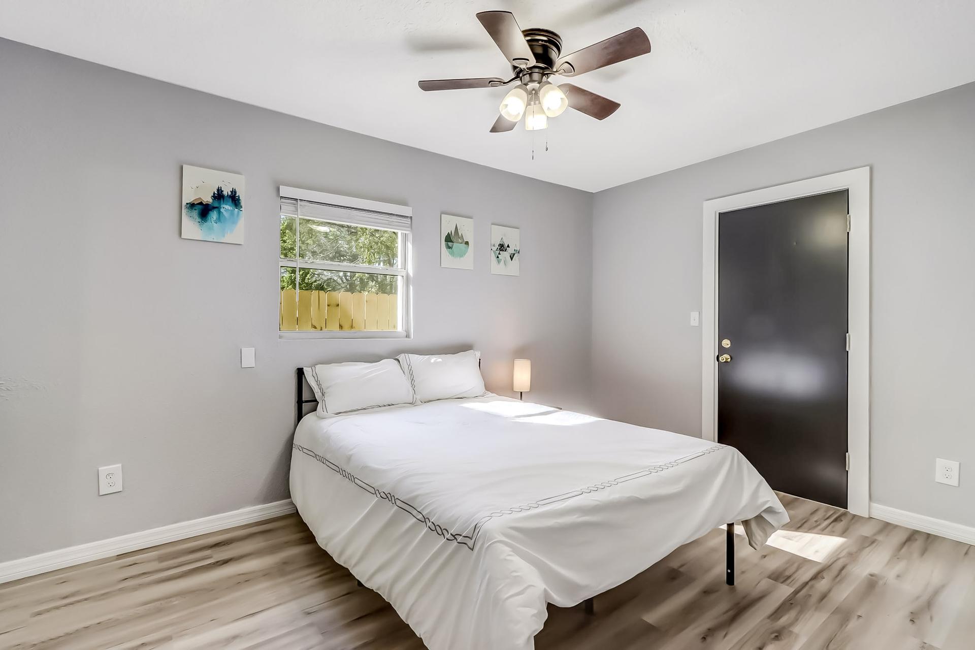 bedroom, detected:ceiling fan, bed, window blind