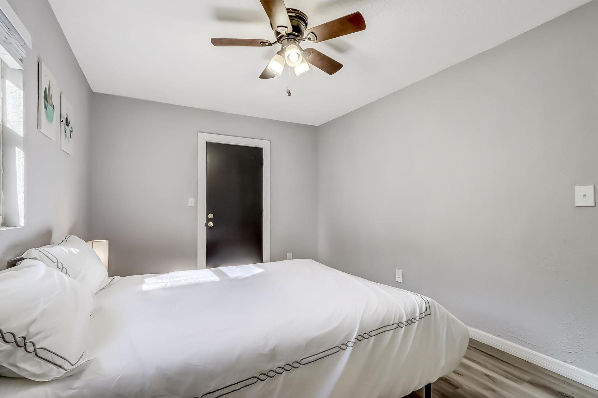 bedroom, detected:ceiling fan, bed, window blind