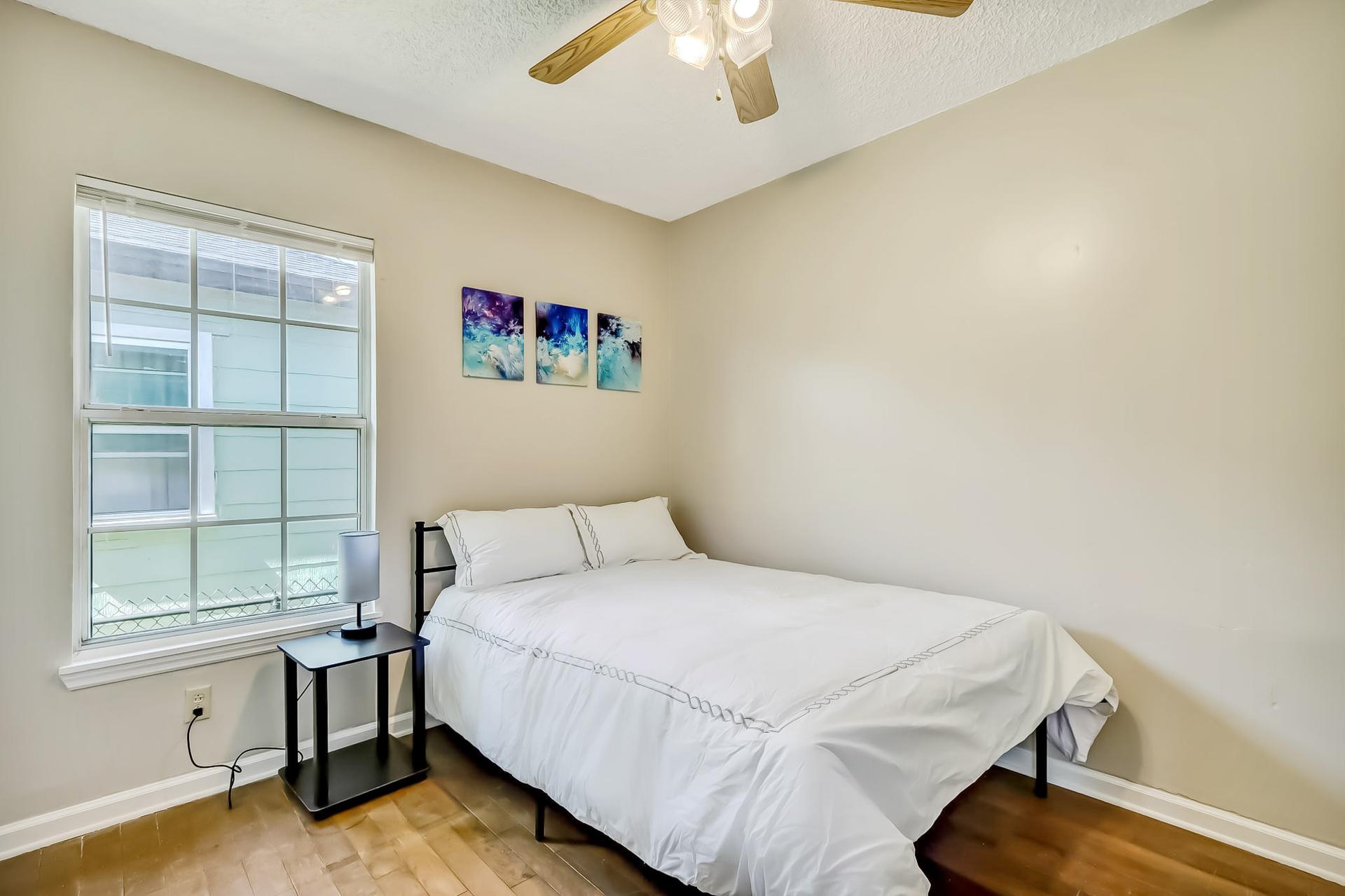 bedroom, detected:ceiling fan, window blind, bed