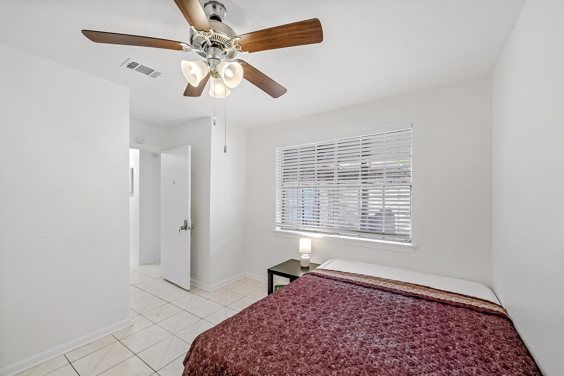 bedroom, detected:ceiling fan, window blind, bed