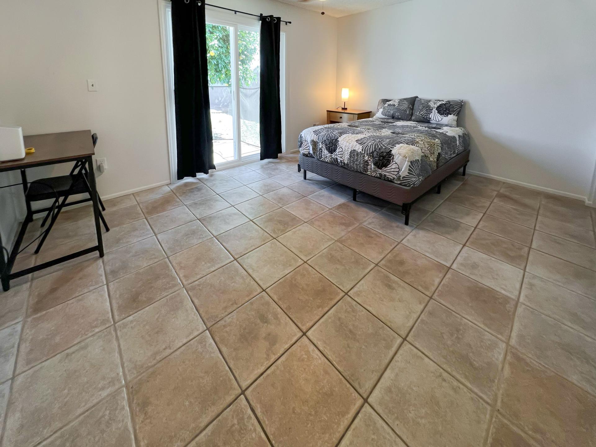 bedroom, detected:ceiling fan, bed, carpet, window blind