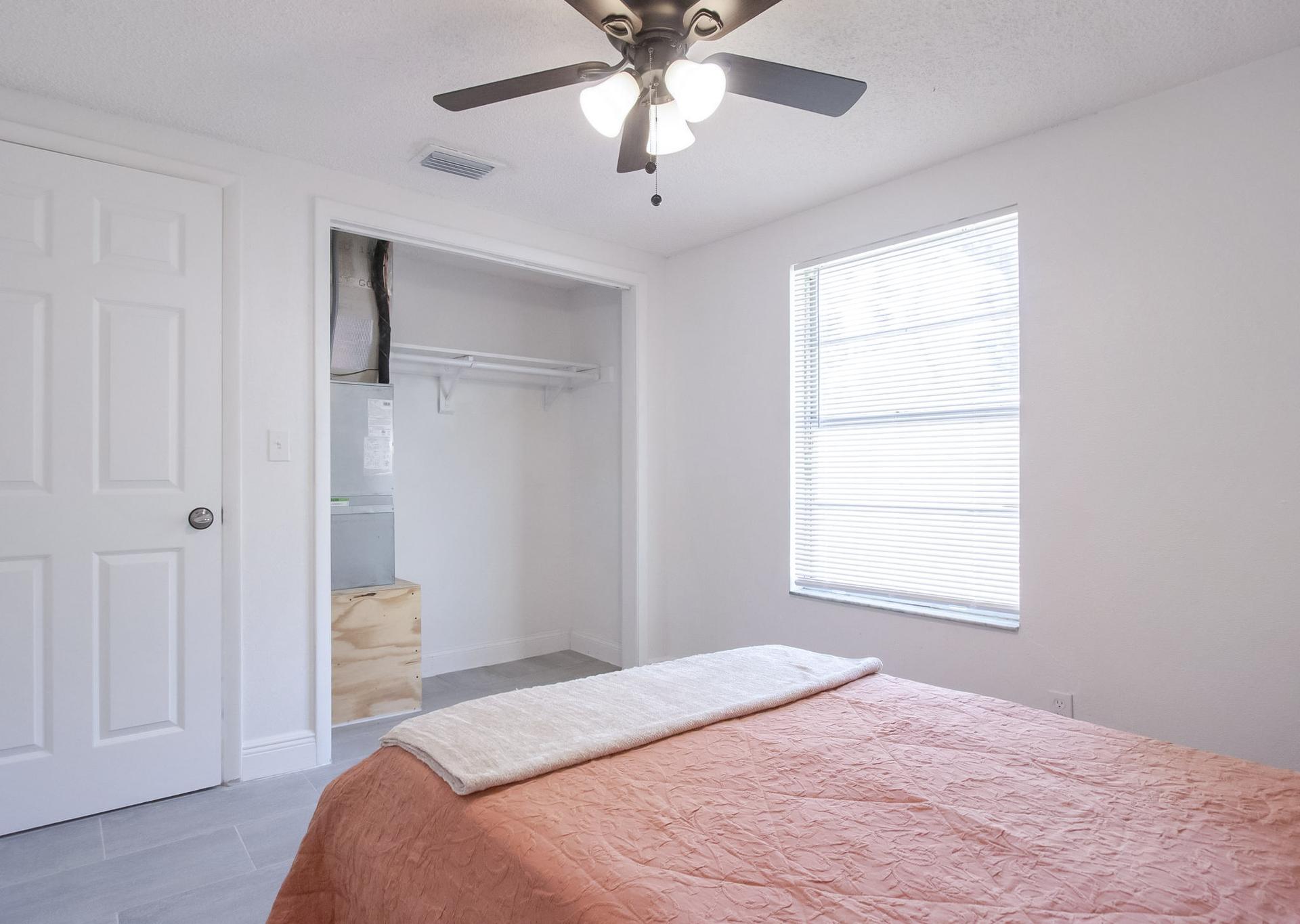 bedroom, detected:window blind, ceiling fan, bed