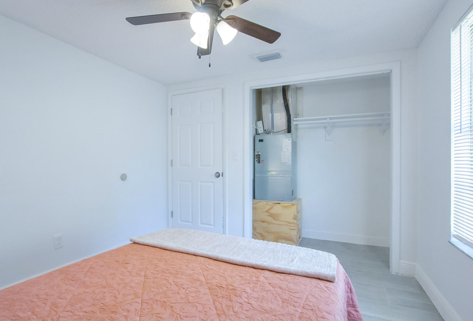 bedroom, detected:ceiling fan, window blind, bed