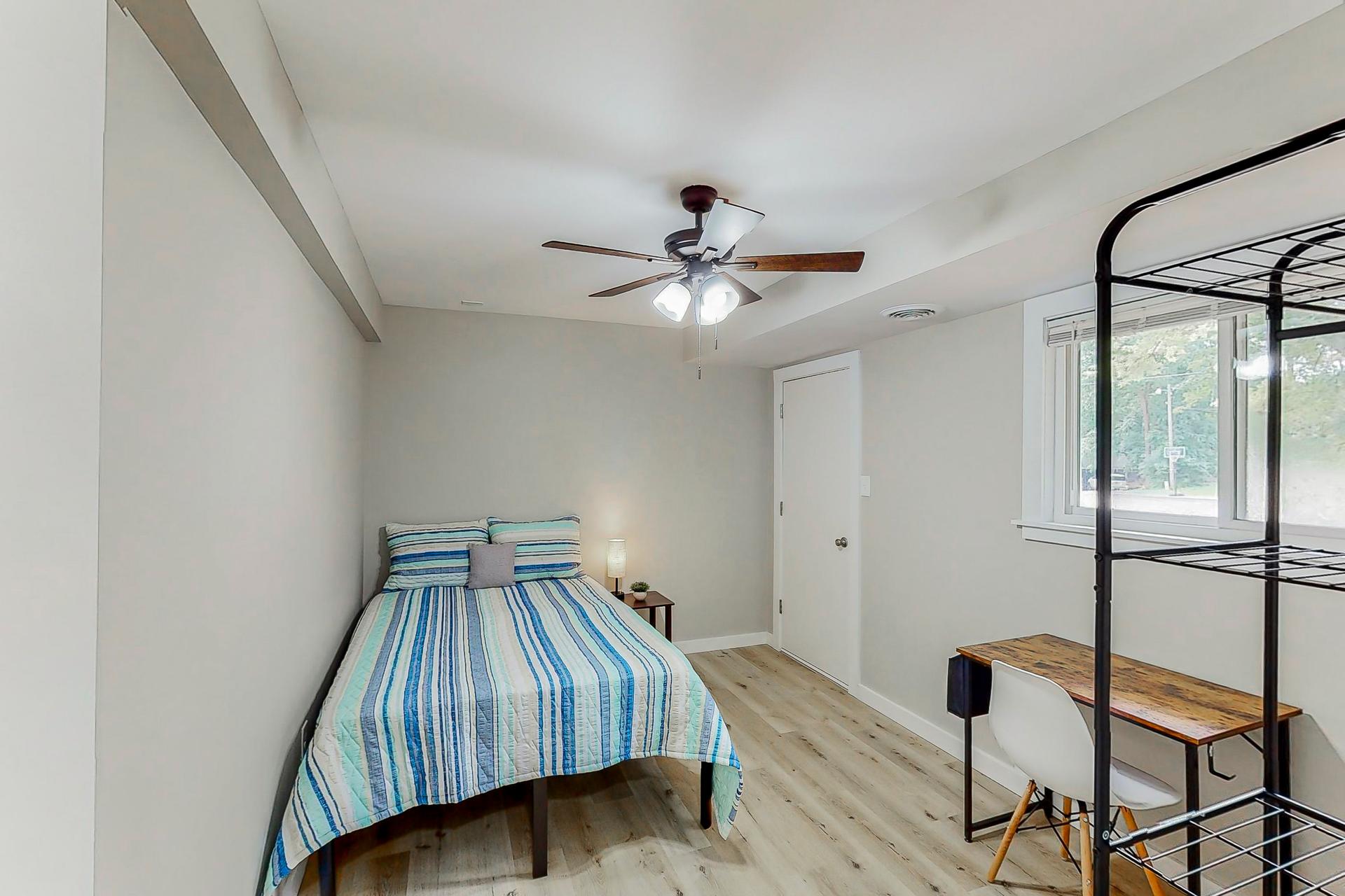 bedroom, detected:ceiling fan, window blind, bed