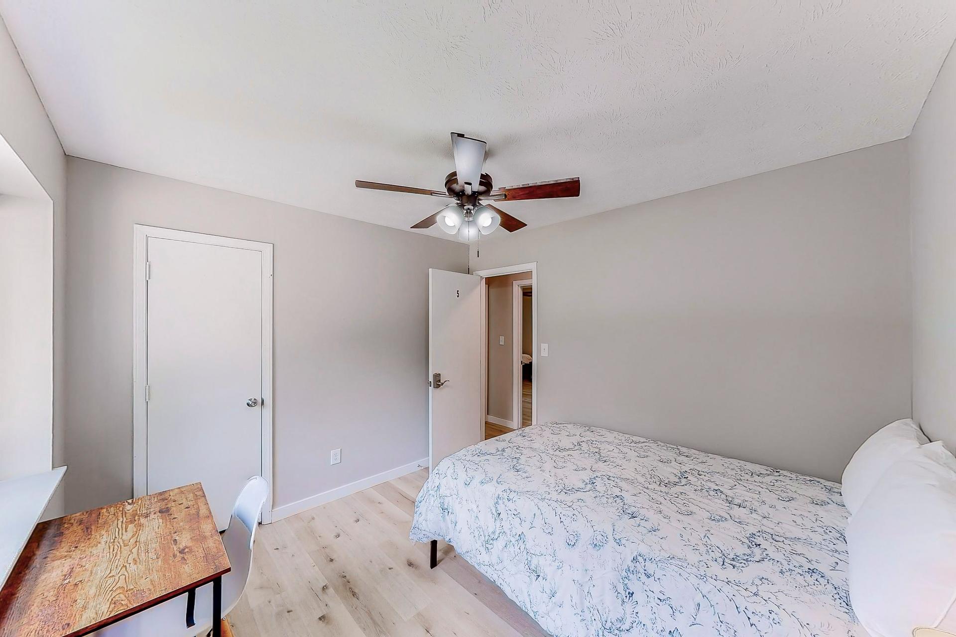 bedroom, detected:ceiling fan, bed, window blind