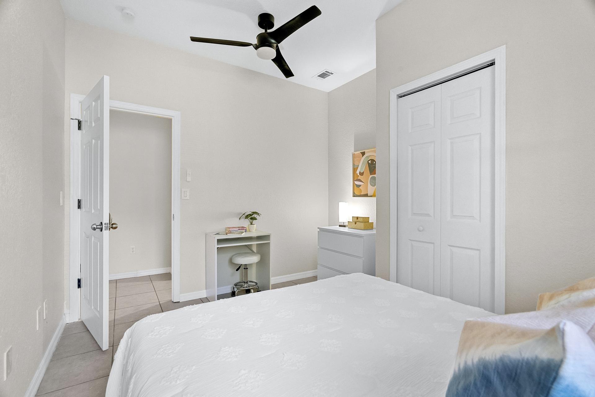 bedroom, detected:ceiling fan, bed, window blind