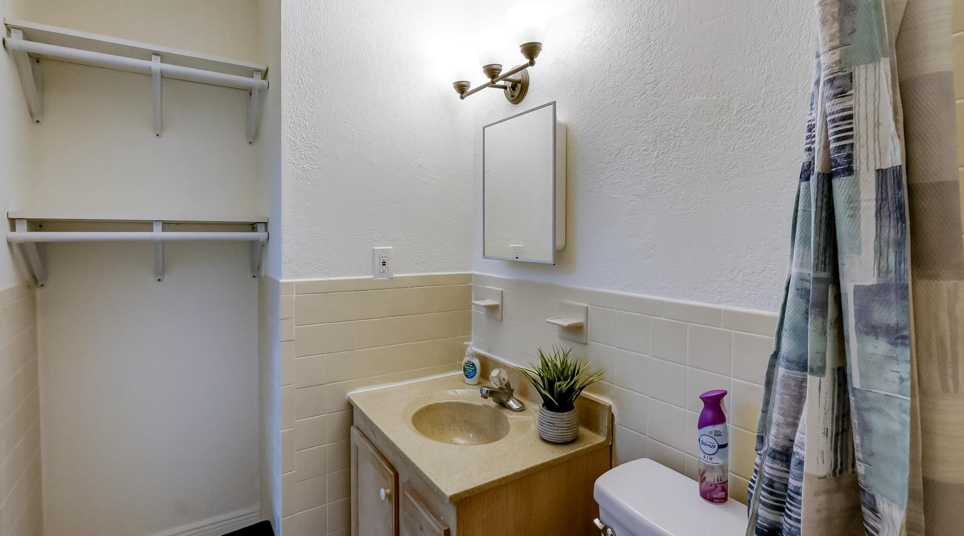 Bathroom(s)
