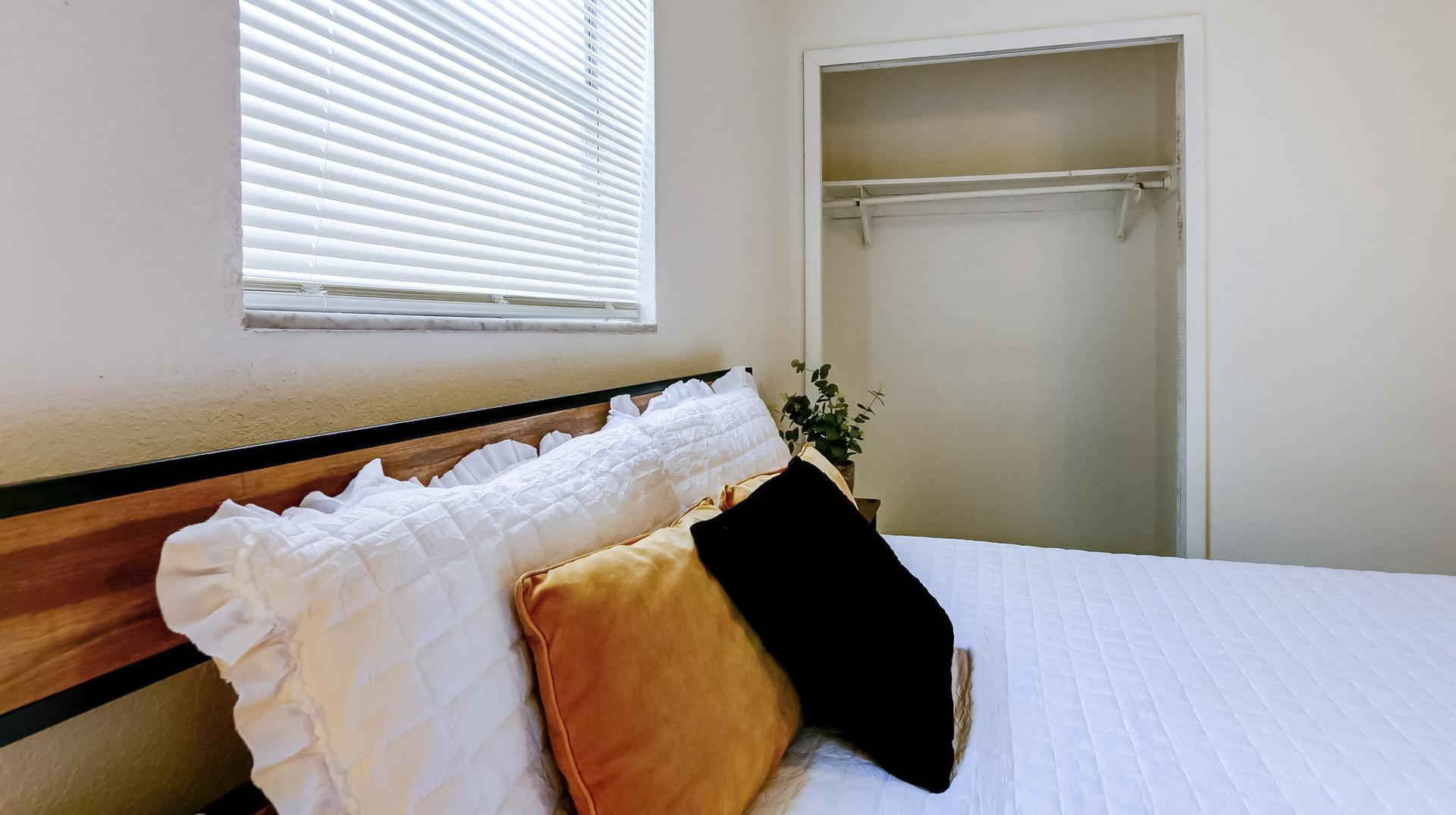bedroom, detected:window blind, bed
