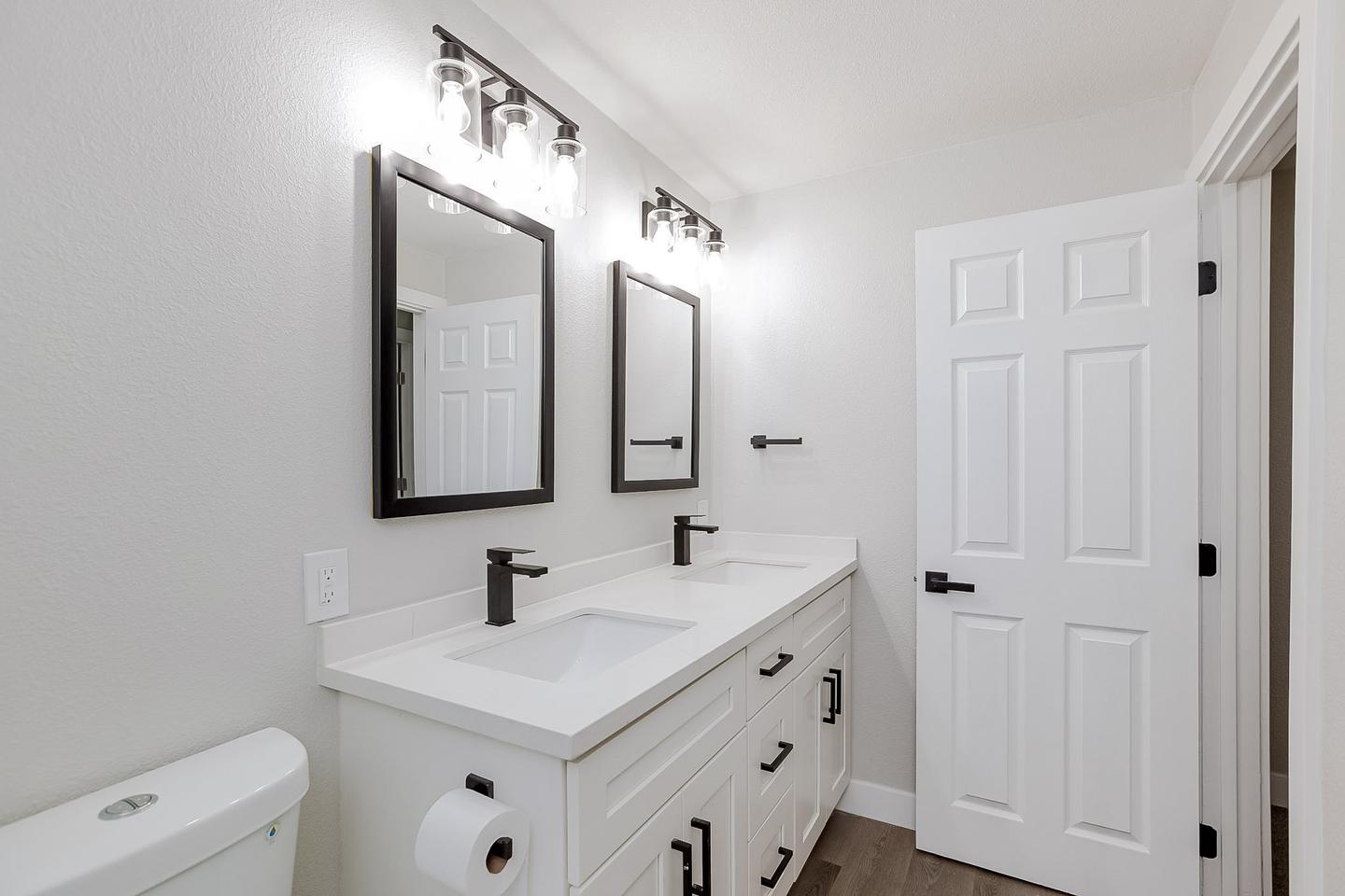 Bathroom(s)