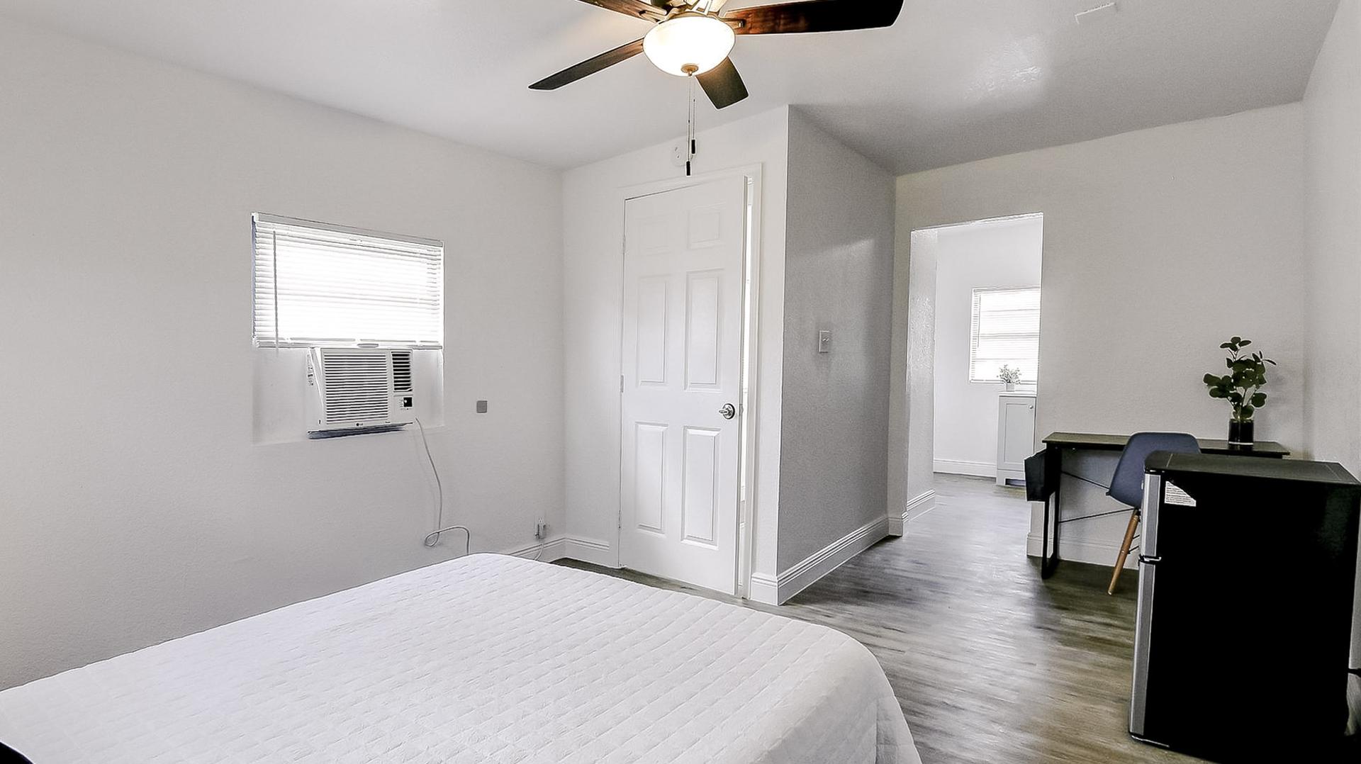 bedroom, detected:ceiling fan, window blind, bed