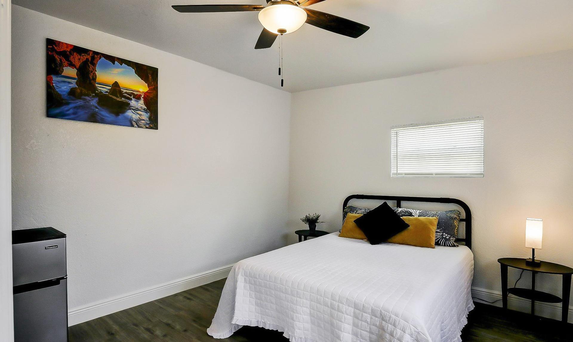 bedroom, detected:ceiling fan, window blind, bed