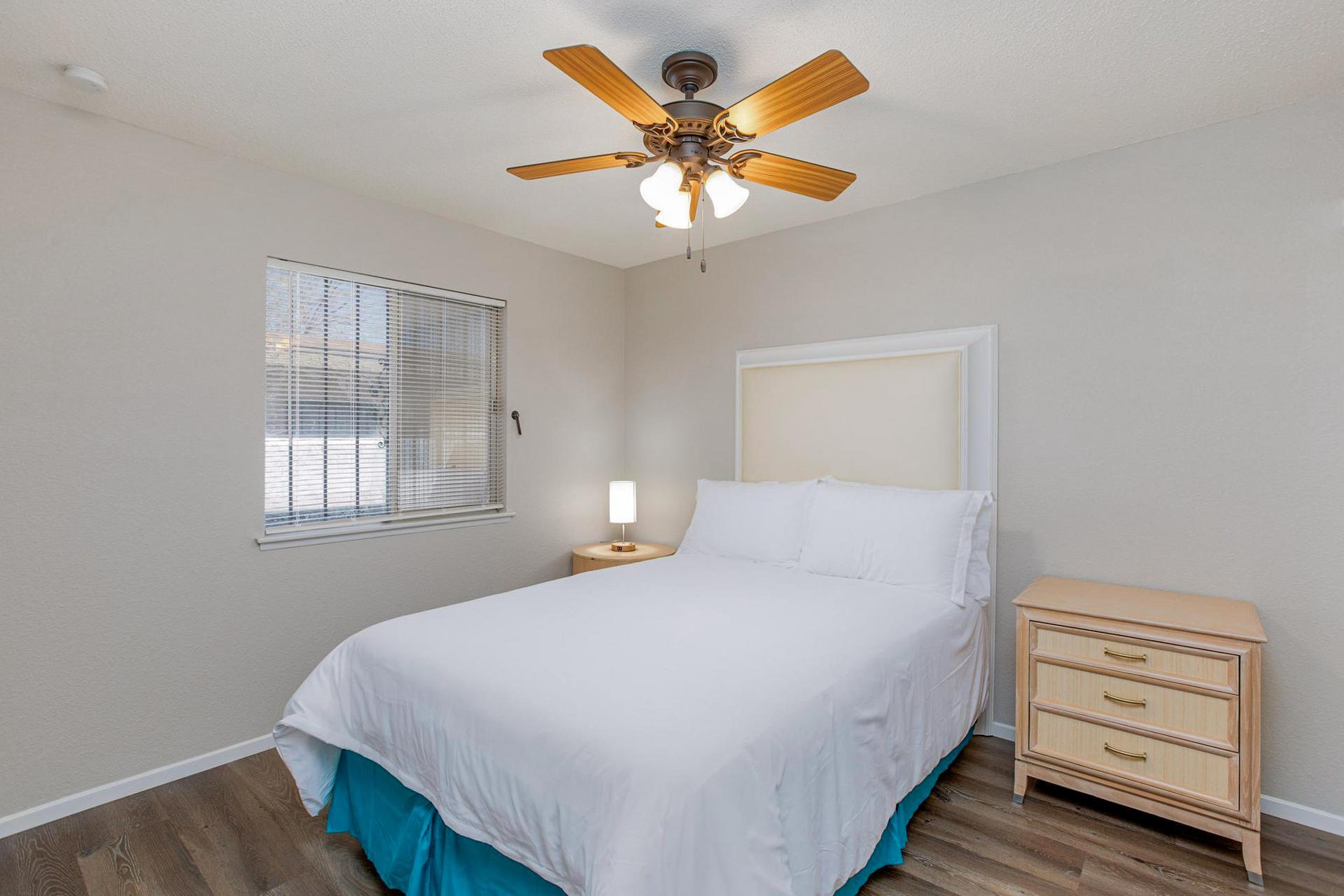 bedroom, detected:ceiling fan, window blind, bed