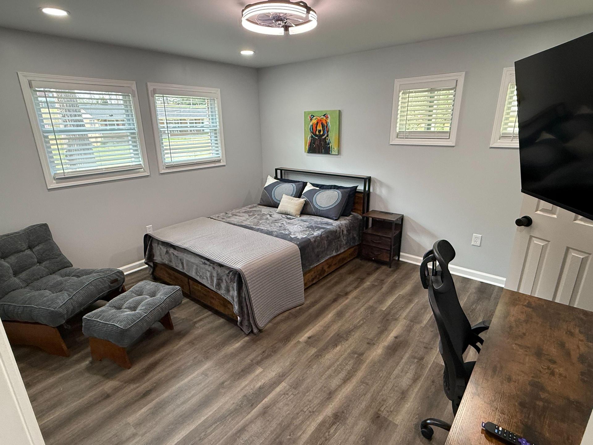 Queen bed with drawers. Hotel Mattress, Recliner, Office desk and ergonomic chair. 43" roku TV. 1 gig fast wifi. Nightstand