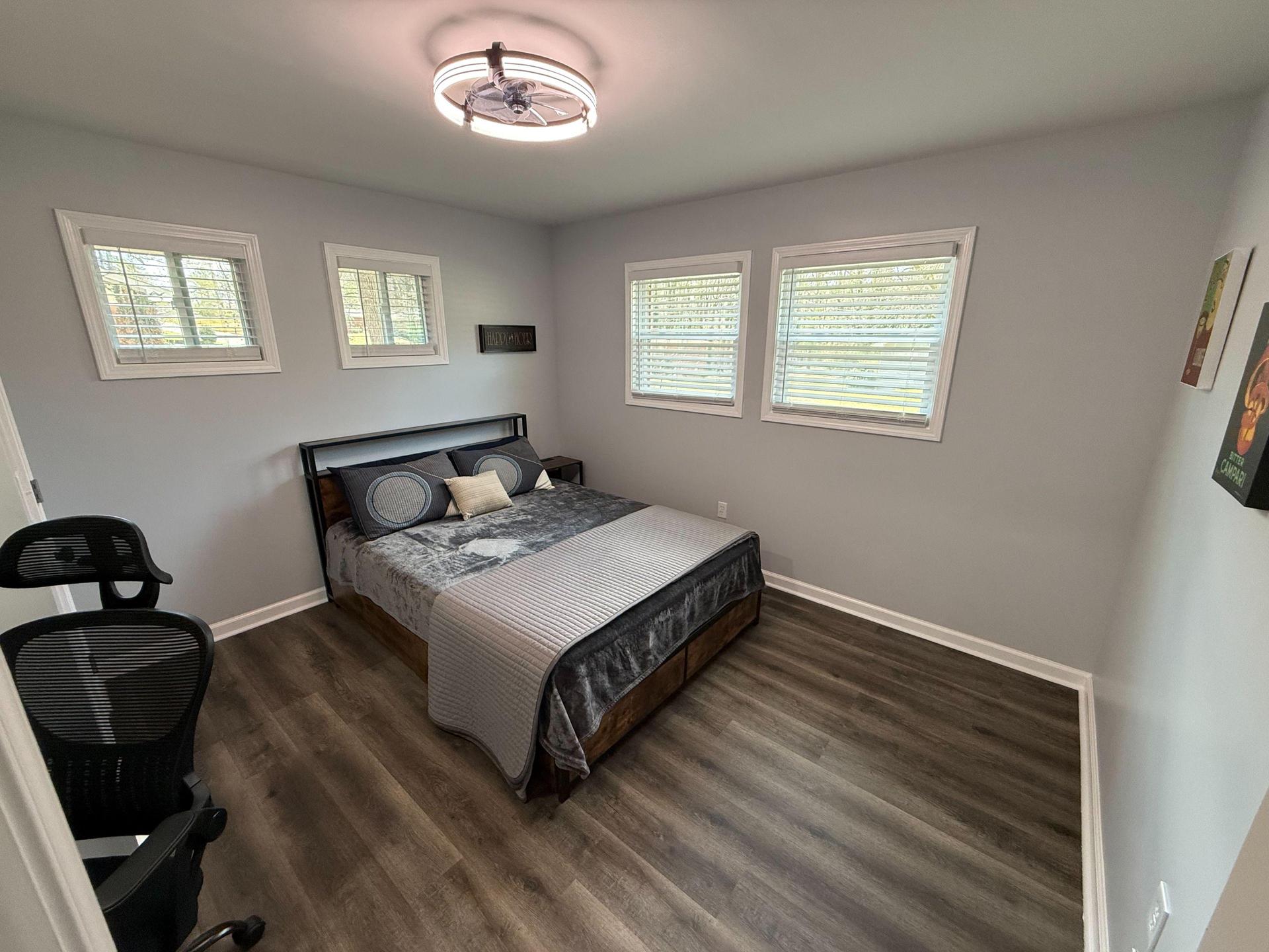 Queen bed with drawers. Hotel Mattress, Recliner, Office desk and ergonomic chair. 43" roku TV. 1 gig fast wifi. Nightstand