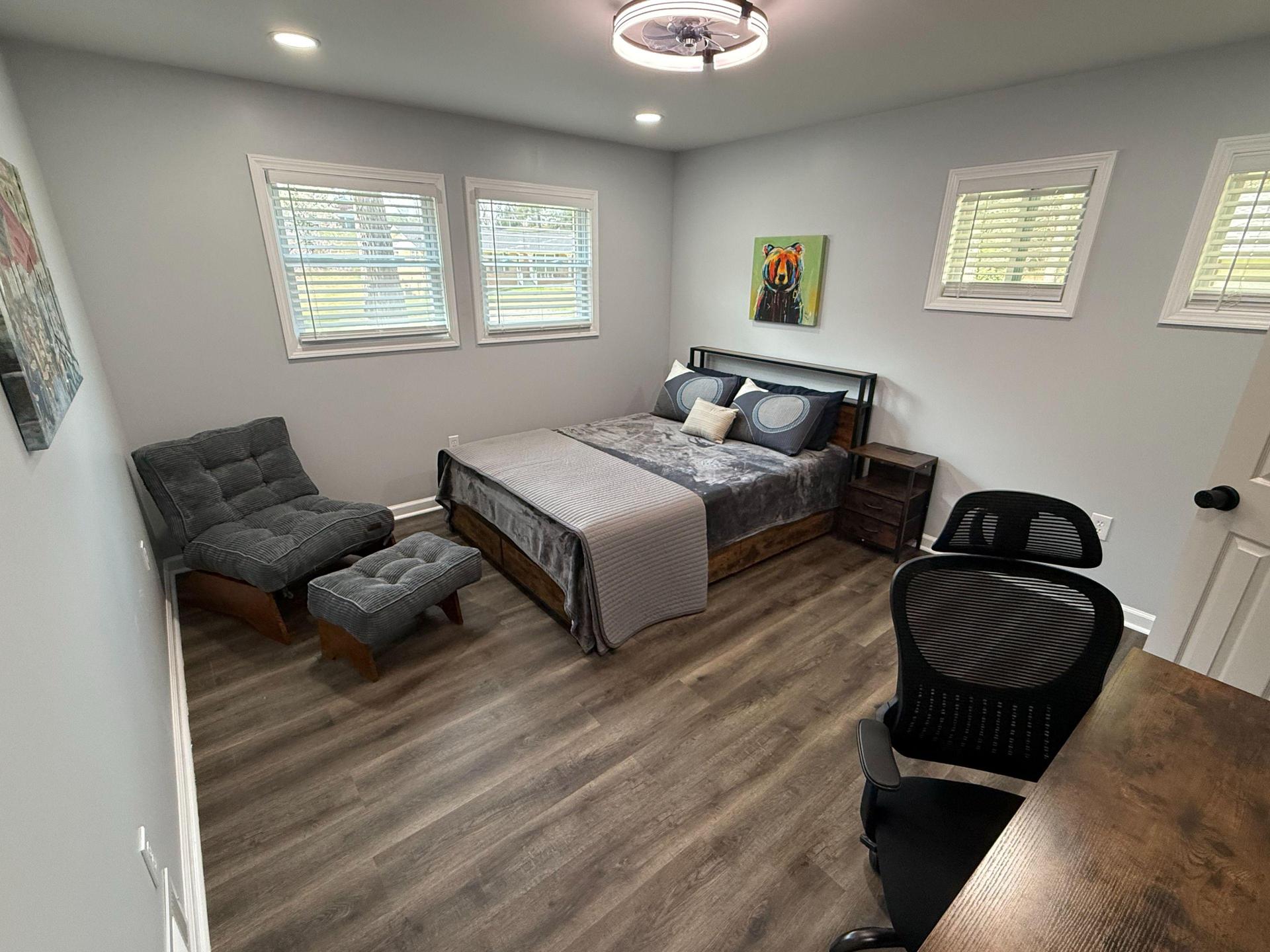 Queen bed with drawers. Hotel Mattress, Recliner, Office desk and ergonomic chair. 43" roku TV. 1 gig fast wifi. Nightstand