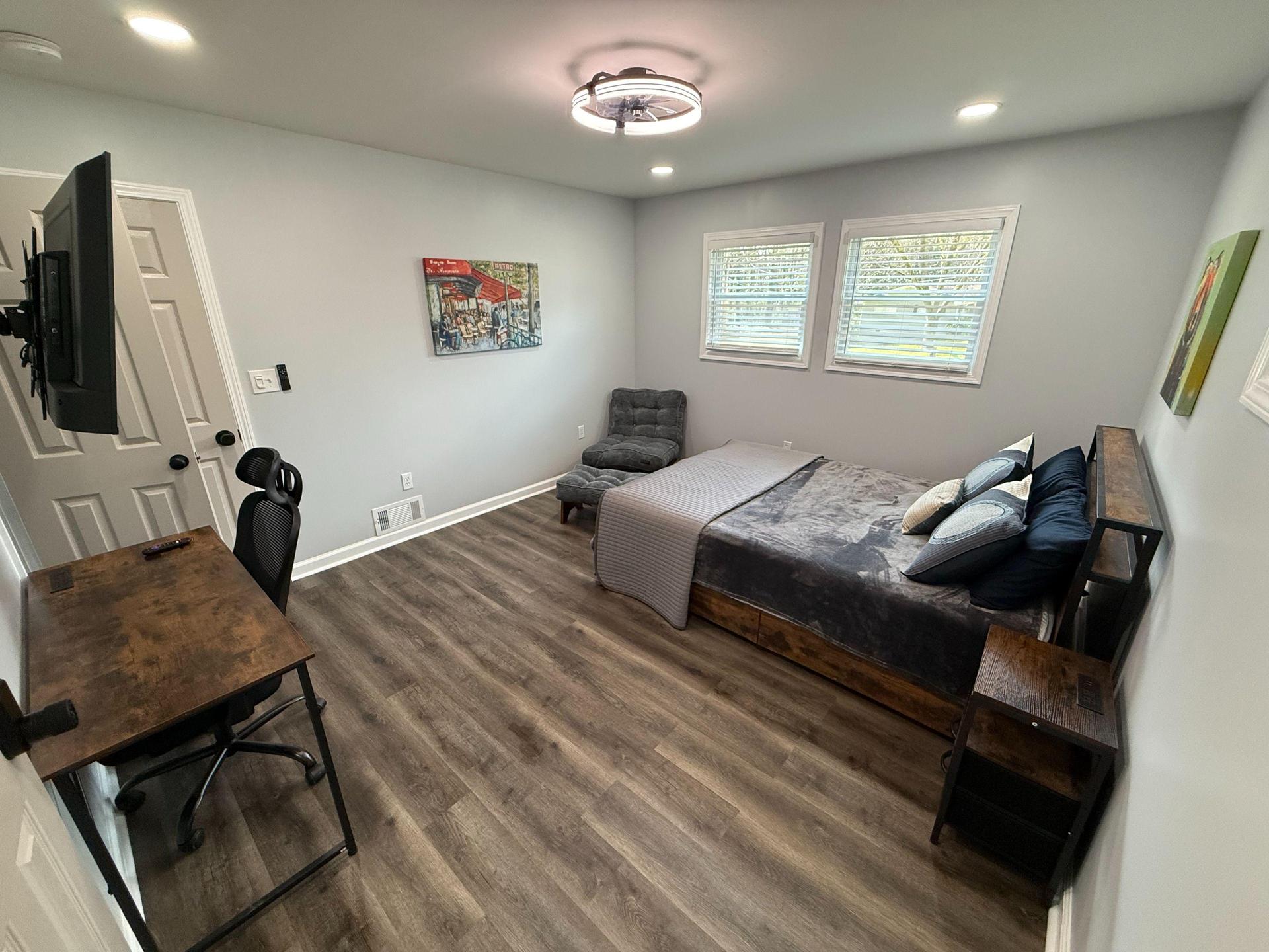 Queen bed with drawers. Hotel Mattress, Recliner, Office desk and ergonomic chair. 43" roku TV. 1 gig fast wifi. Nightstand