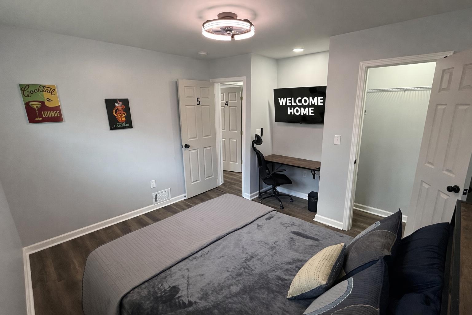 Queen bed with drawers. Hotel Mattress, Recliner, Office desk and ergonomic chair. 43" roku TV. 1 gig fast wifi. Nightstand