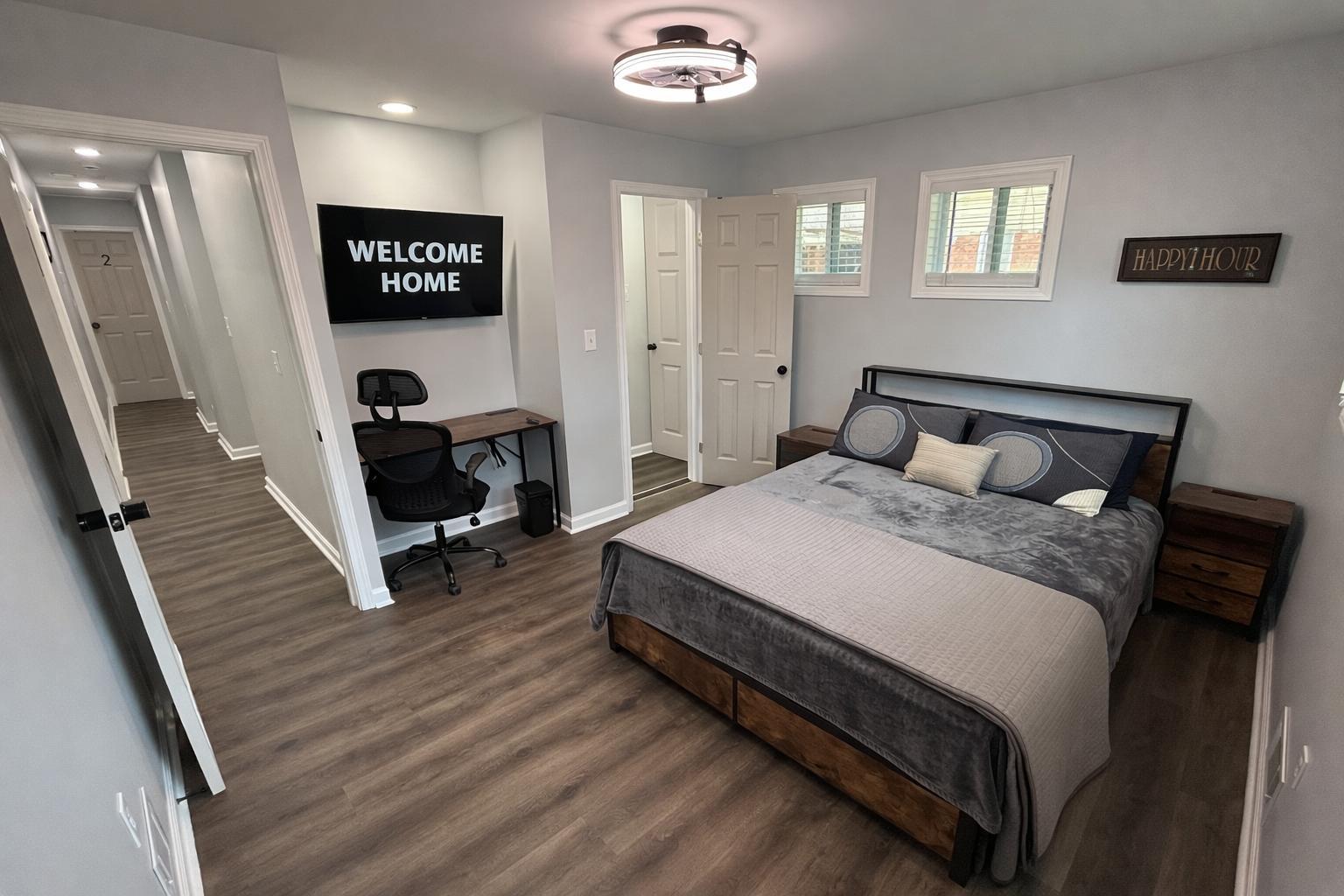 Queen bed with drawers. Hotel Mattress, Recliner, Office desk and ergonomic chair. 43" roku TV. 1 gig fast wifi. Nightstand