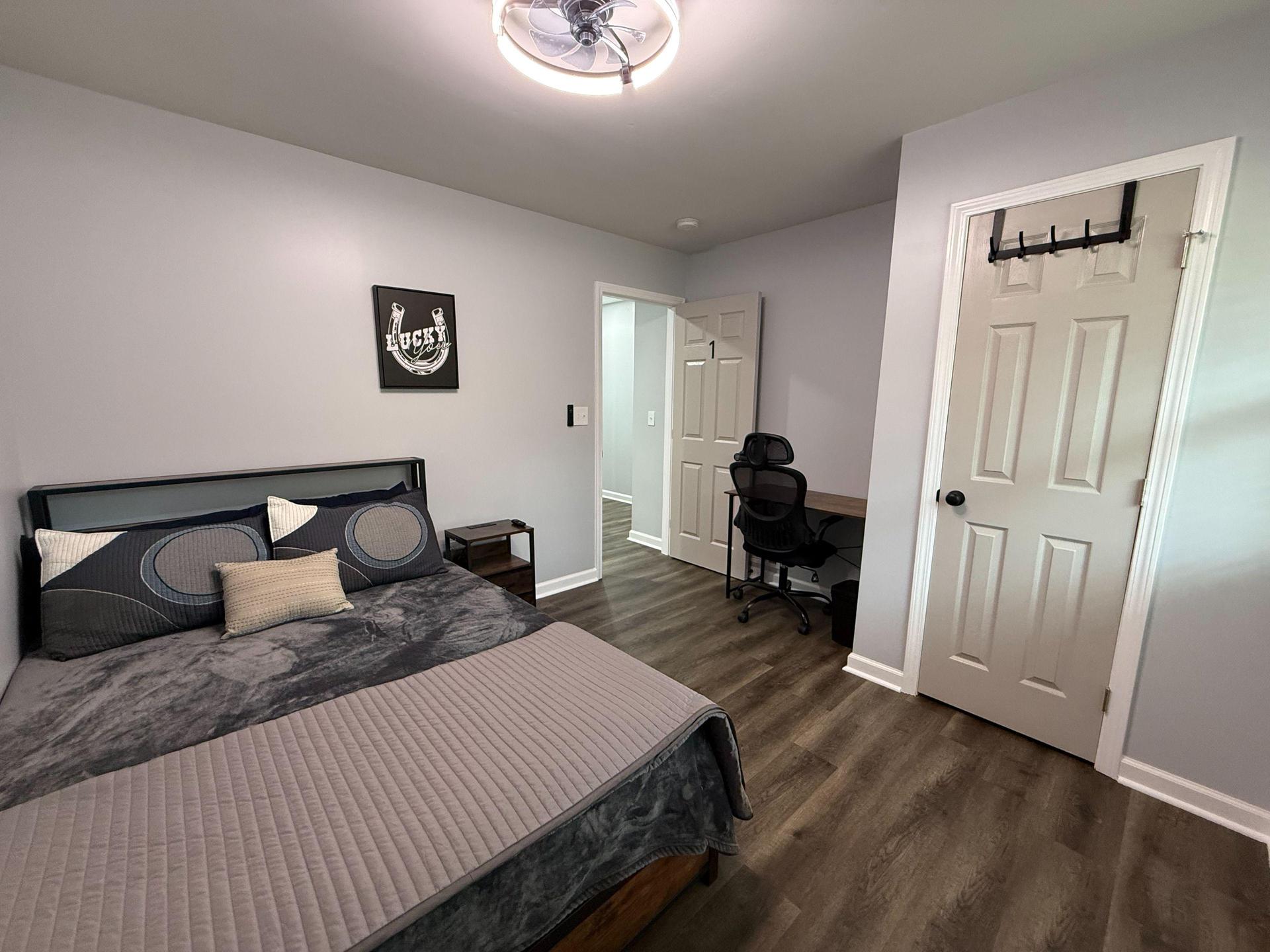 Full size bed with storage. Hotel Mattress, Office desk and ergonomic chair. 43" roku TV. 1 gig fast wifi. Nightstand