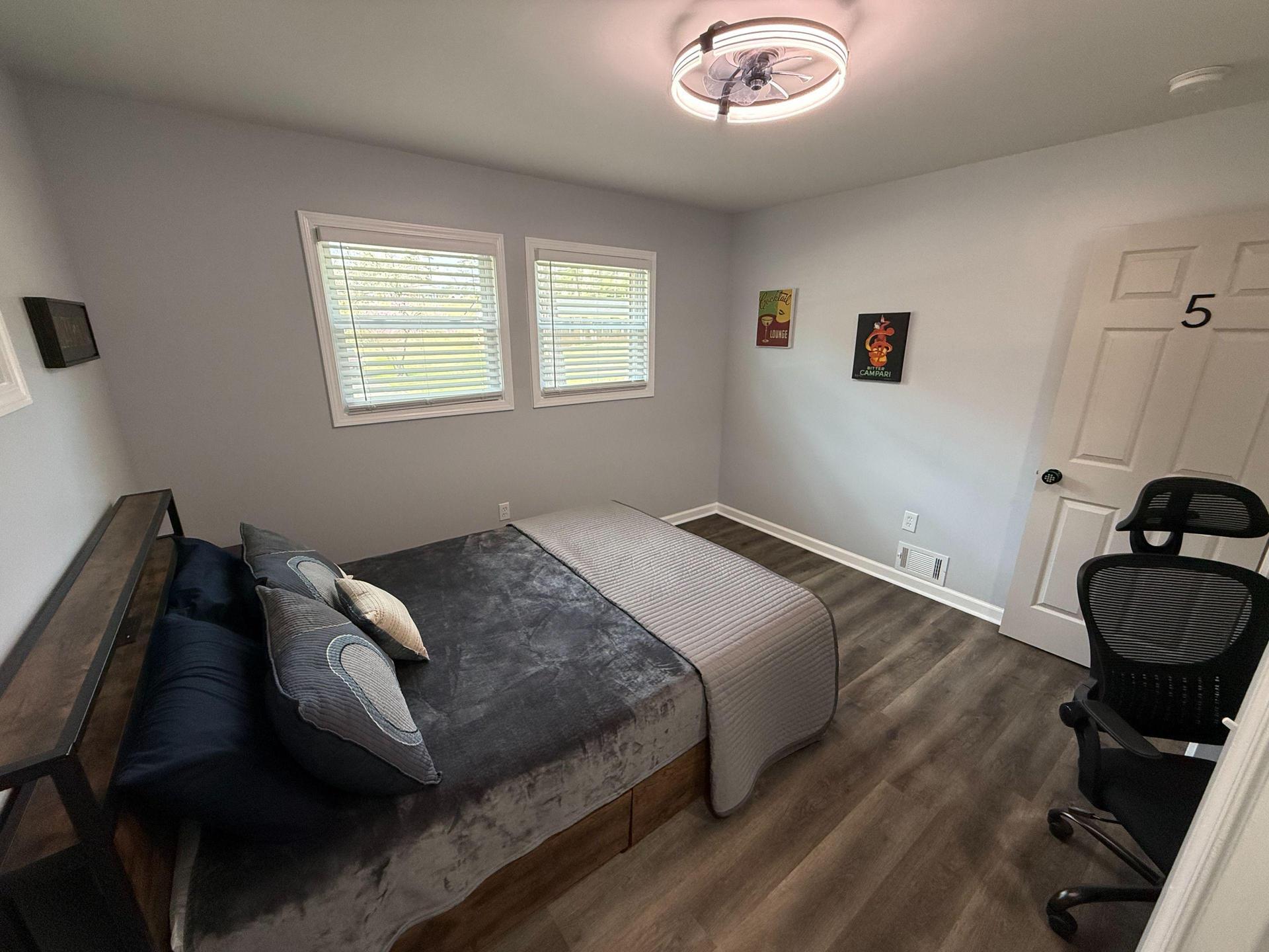 Queen bed with drawers. Hotel Mattress, Recliner, Office desk and ergonomic chair. 43" roku TV. 1 gig fast wifi. Nightstand