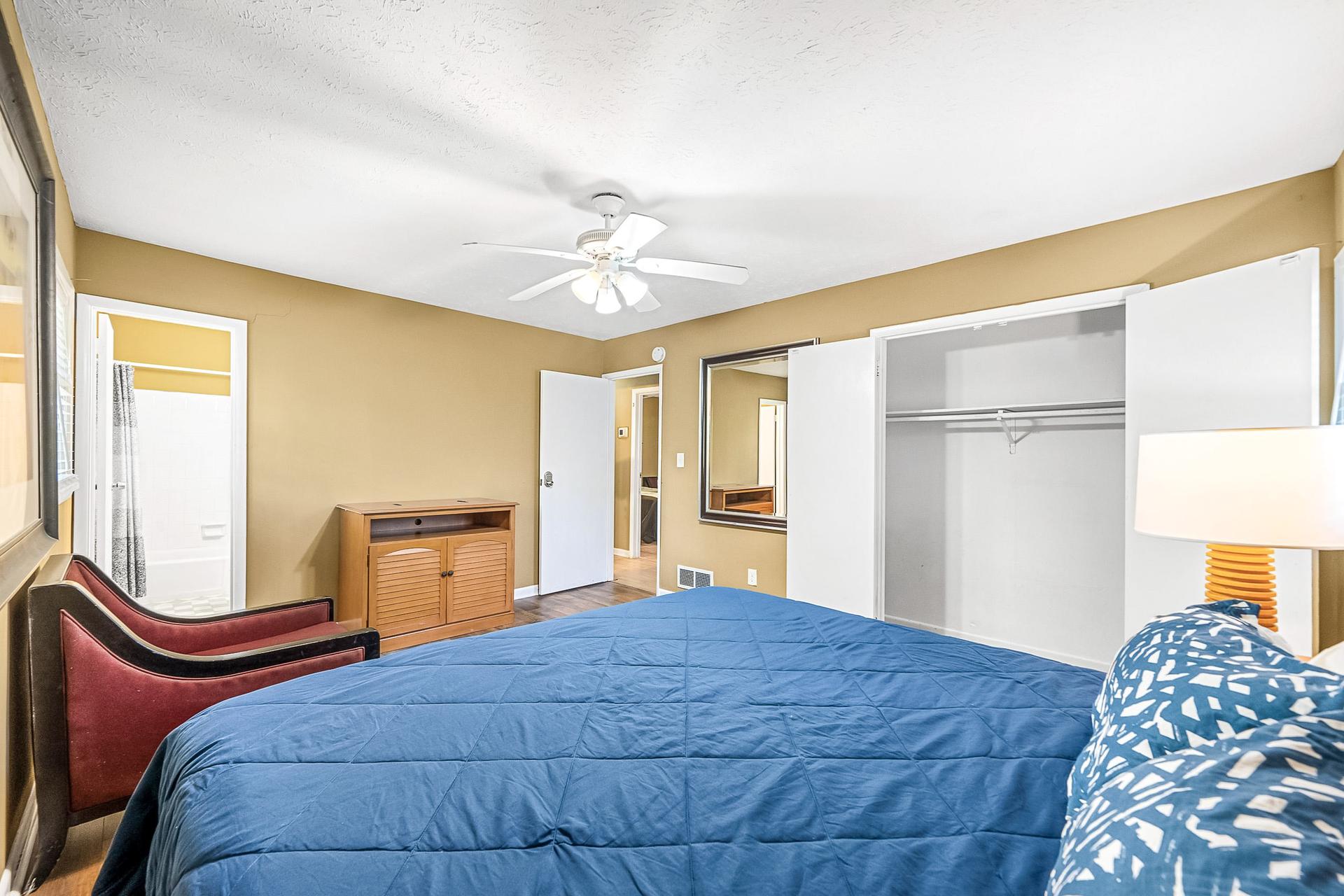 bedroom, detected:ceiling fan, bed, window blind