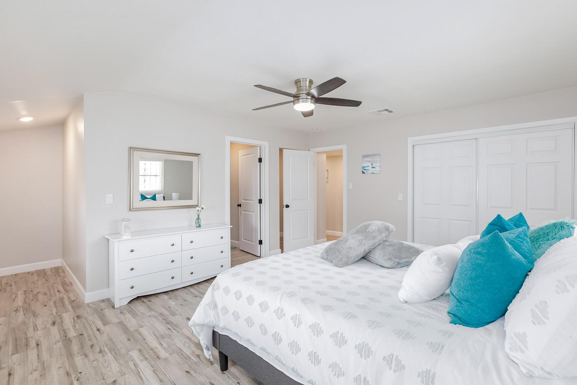 bedroom, detected:ceiling fan, bed, window blind