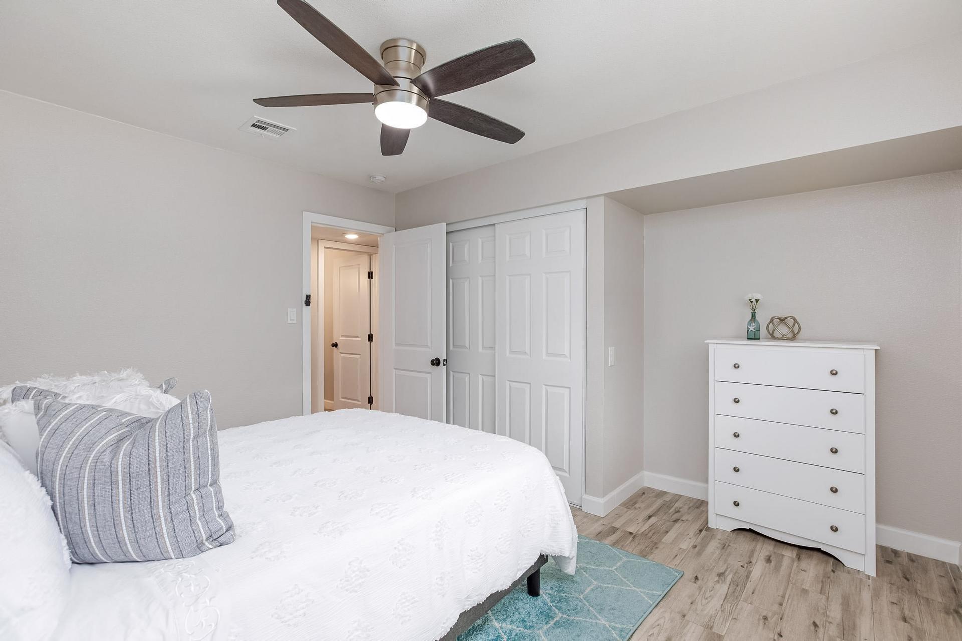 bedroom, detected:ceiling fan, bed, window blind