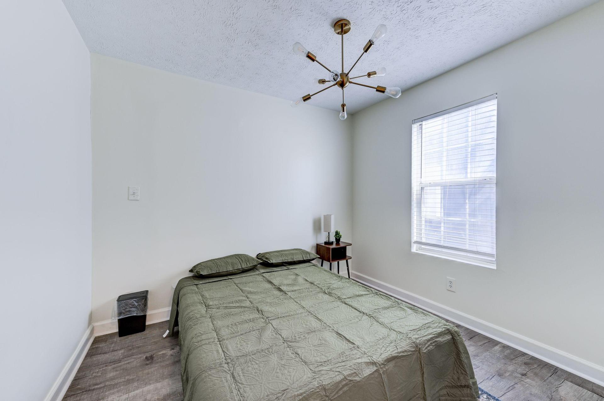 Label "1" 🚪. All NEW! ✨ Full bed 🛏️, workstation 💻, nightstand 🌙 & trashcan 🗑️. Bright room with Central AC ❄️ and fresh