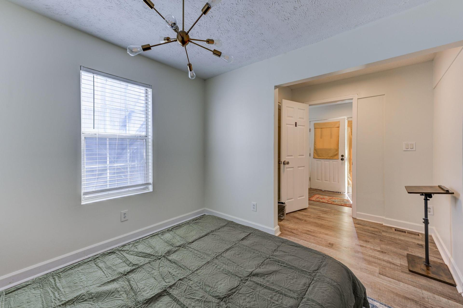 ✨ Fresh & Cozy! ✨ This bright ground-floor room features a brand-new Full bed 🛏️, nightstand 🌙, and a dedicated workstation