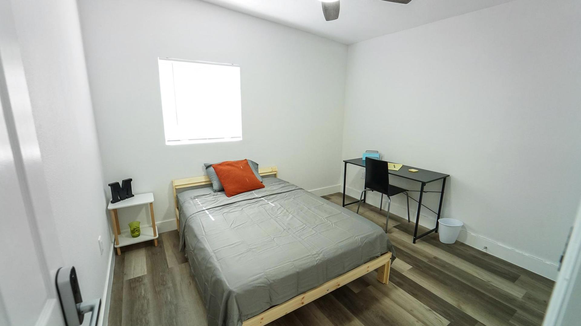 bedroom, detected:ceiling fan, bed