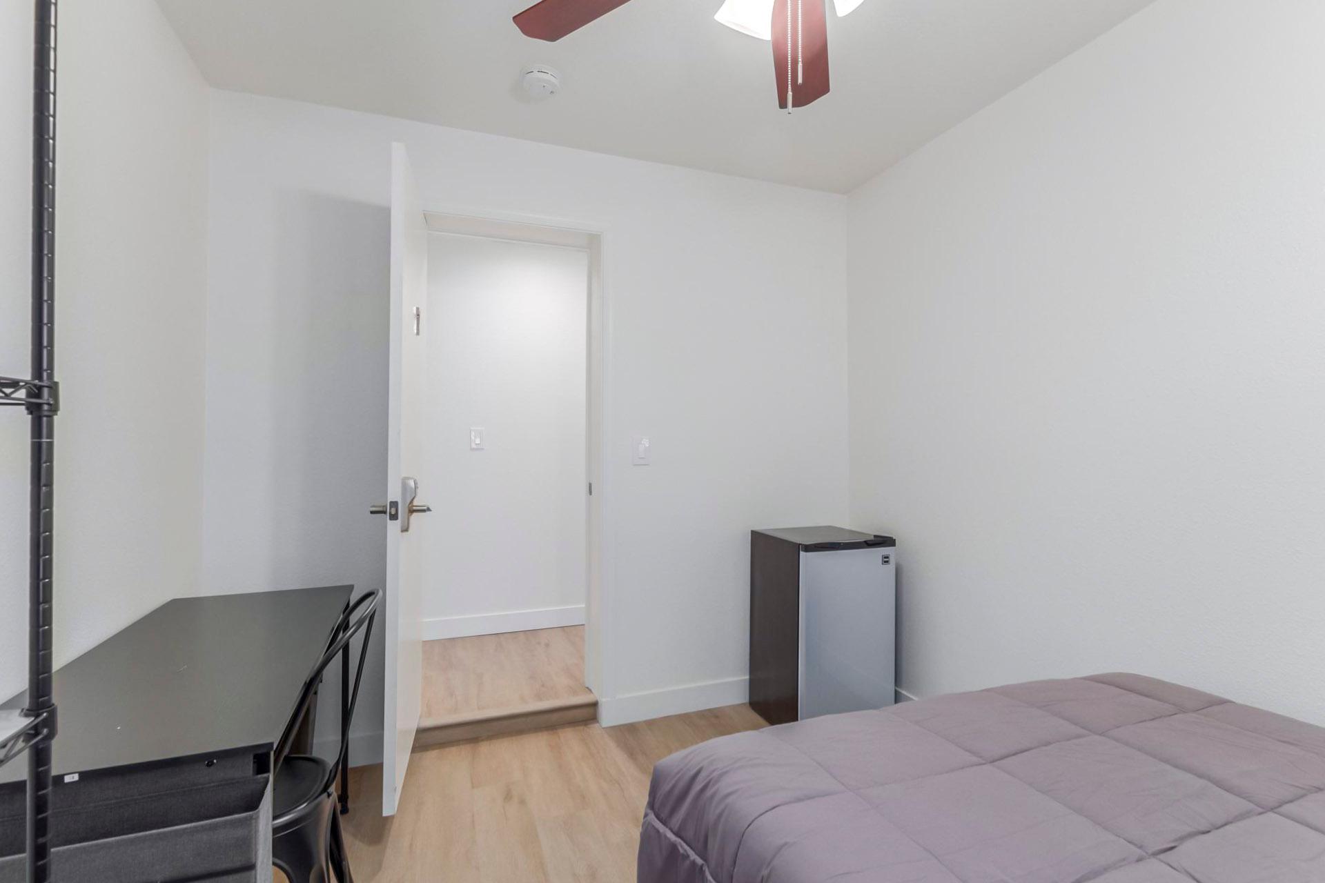 bedroom, detected:ceiling fan, bed