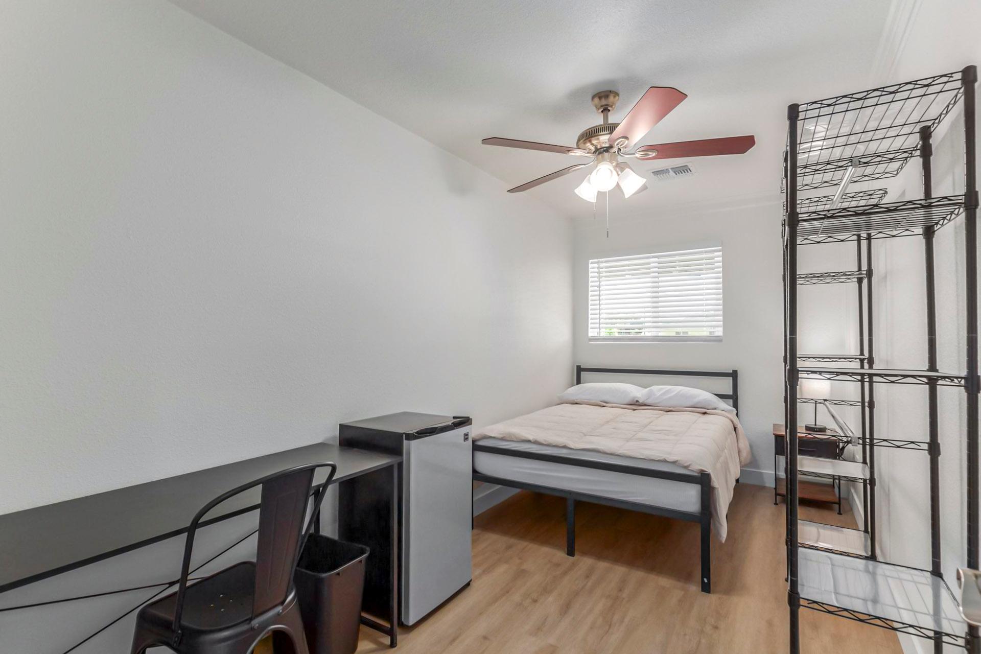 bedroom, detected:ceiling fan, window blind, bed