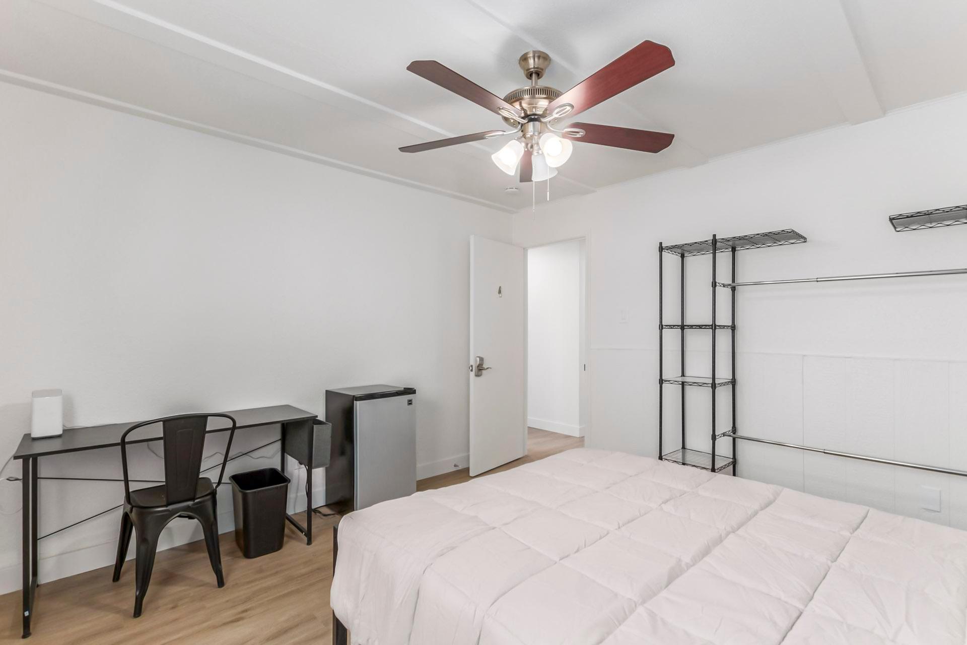 bedroom, detected:ceiling fan, bed