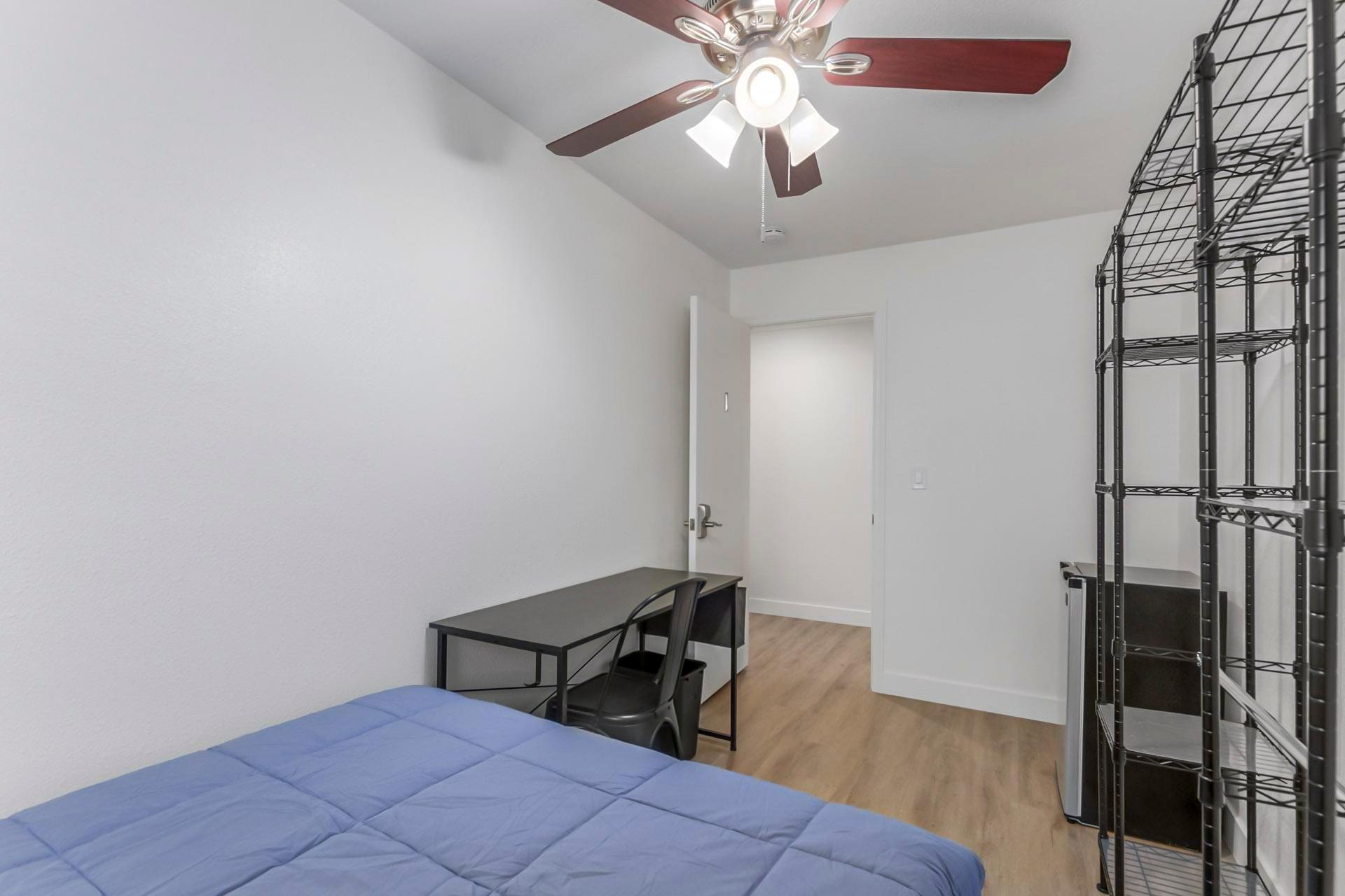 bedroom, detected:ceiling fan, bed, window blind