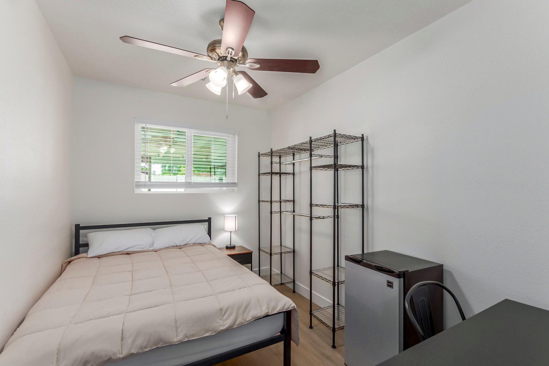 bedroom, detected:ceiling fan, bed, window blind