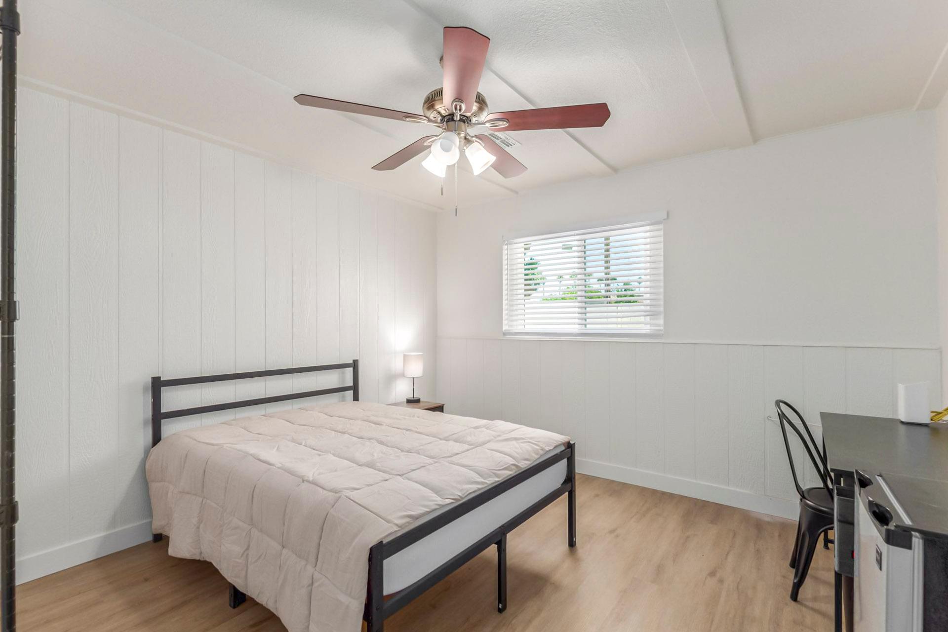bedroom, detected:ceiling fan, window blind, bed