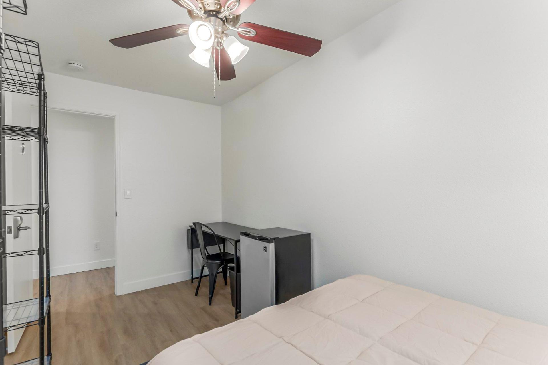 bedroom, detected:ceiling fan, bed, window blind