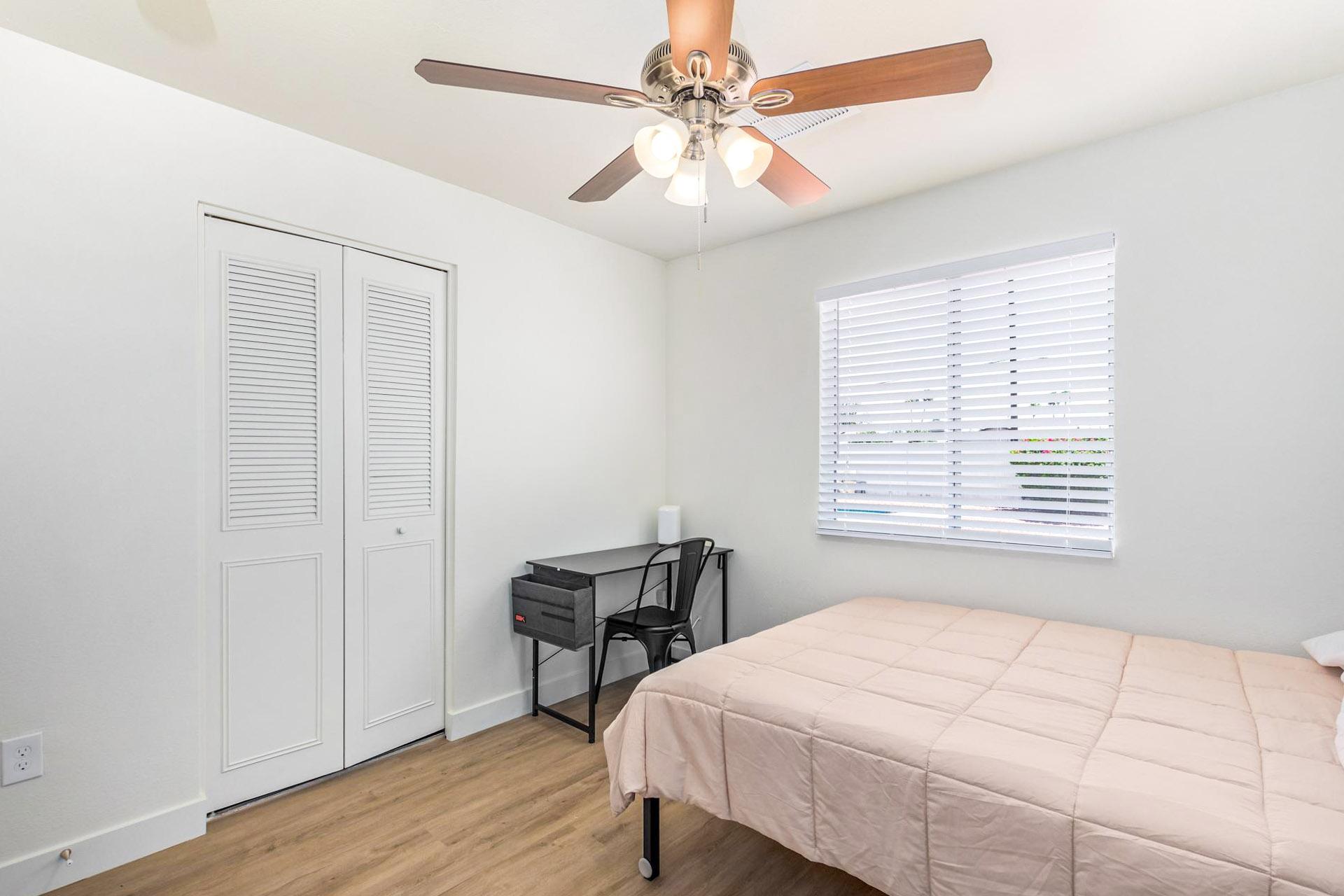 bedroom, detected:ceiling fan, window blind, bed