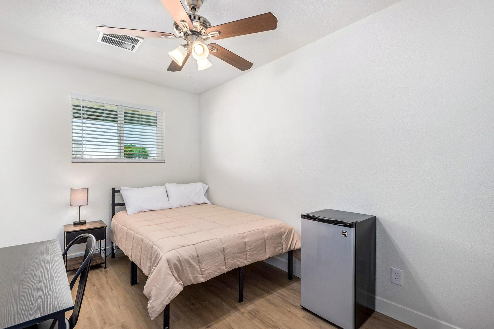 bedroom, detected:ceiling fan, window blind, bed