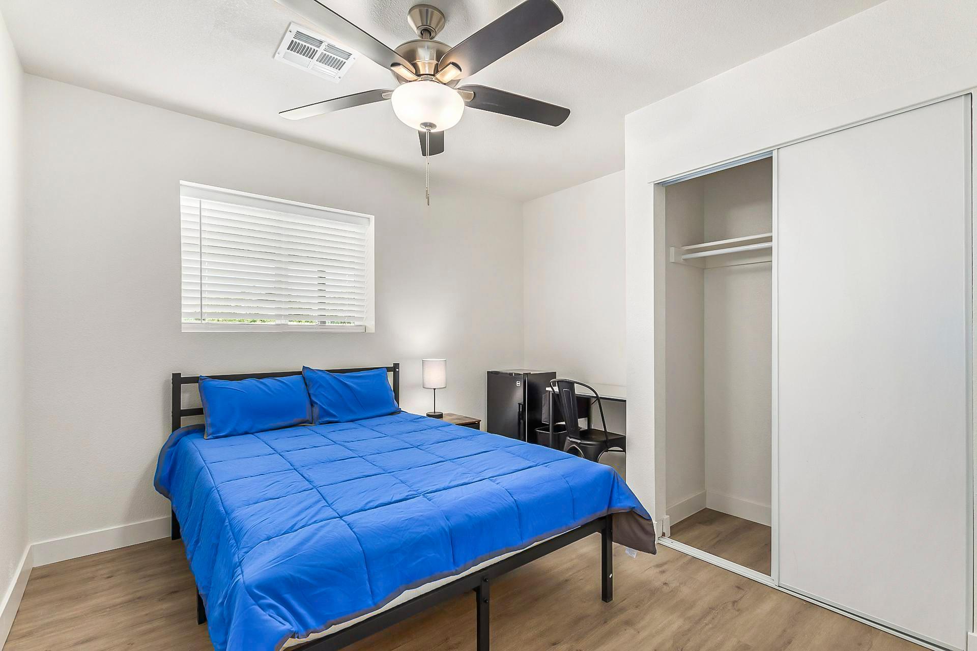 bedroom, detected:ceiling fan, bed, window blind